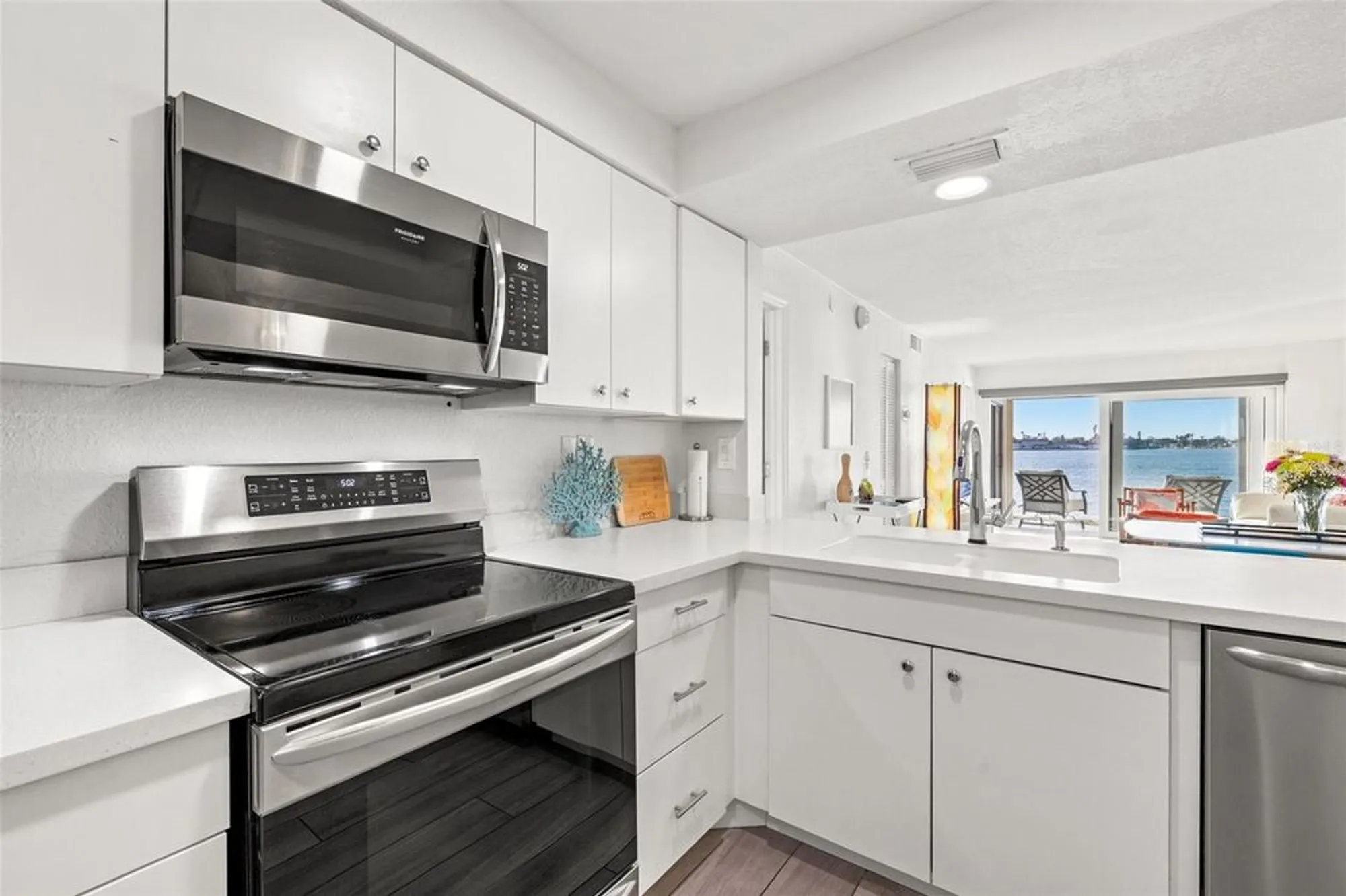 Property Slideshow image 9 of 38 | 6265 sun blvd apt 101, Saint Petersburg, FL, 33715