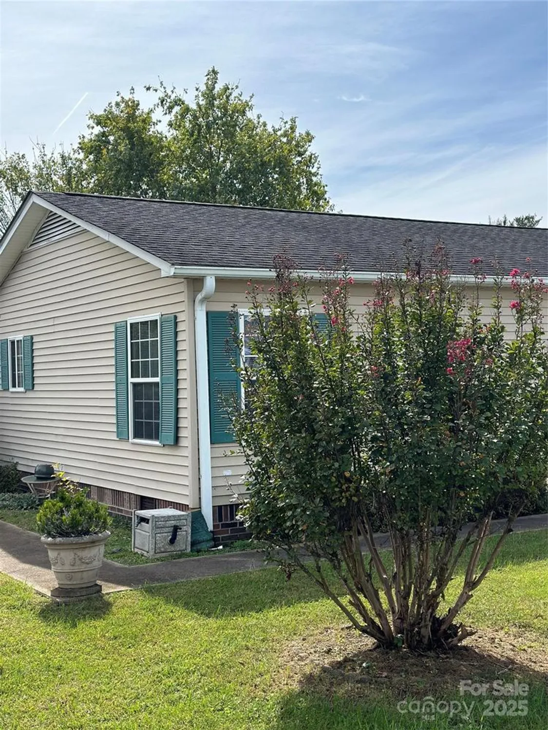 Property Slideshow image 4 of 28 | 308 riverwind dr, Hendersonville, NC, 28739