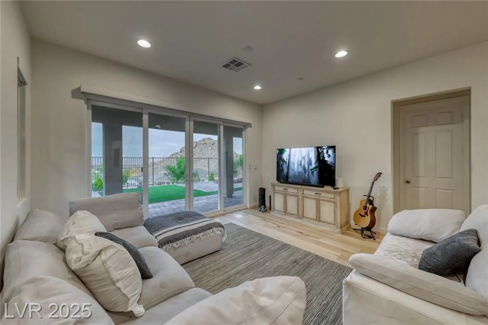 Property Slideshow image 18 of 78 | 32 tatahatso point st, Henderson, NV, 89011