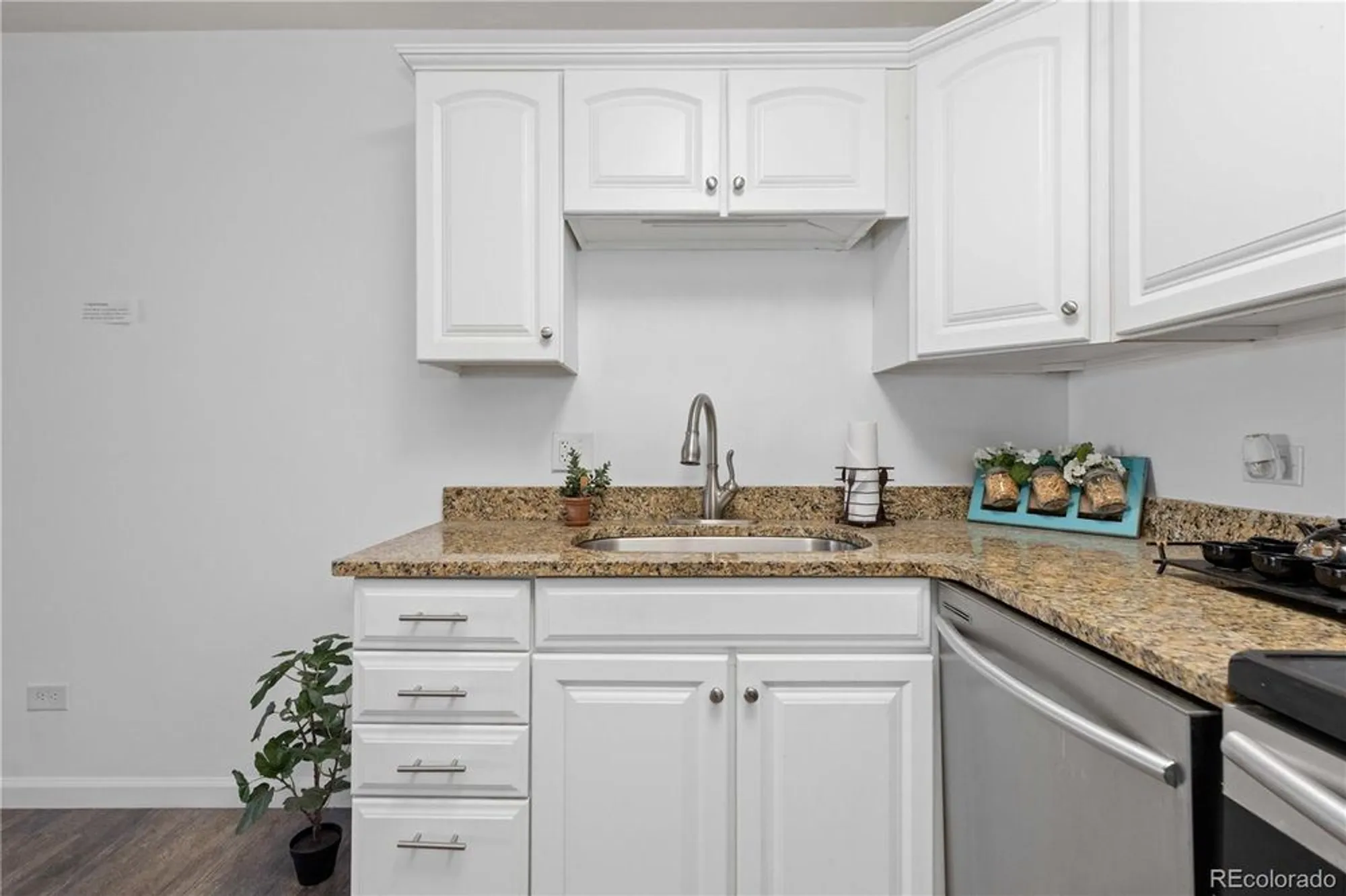 Property Slideshow image 7 of 48 | 755 s alton way 9d, Denver, CO, 80247