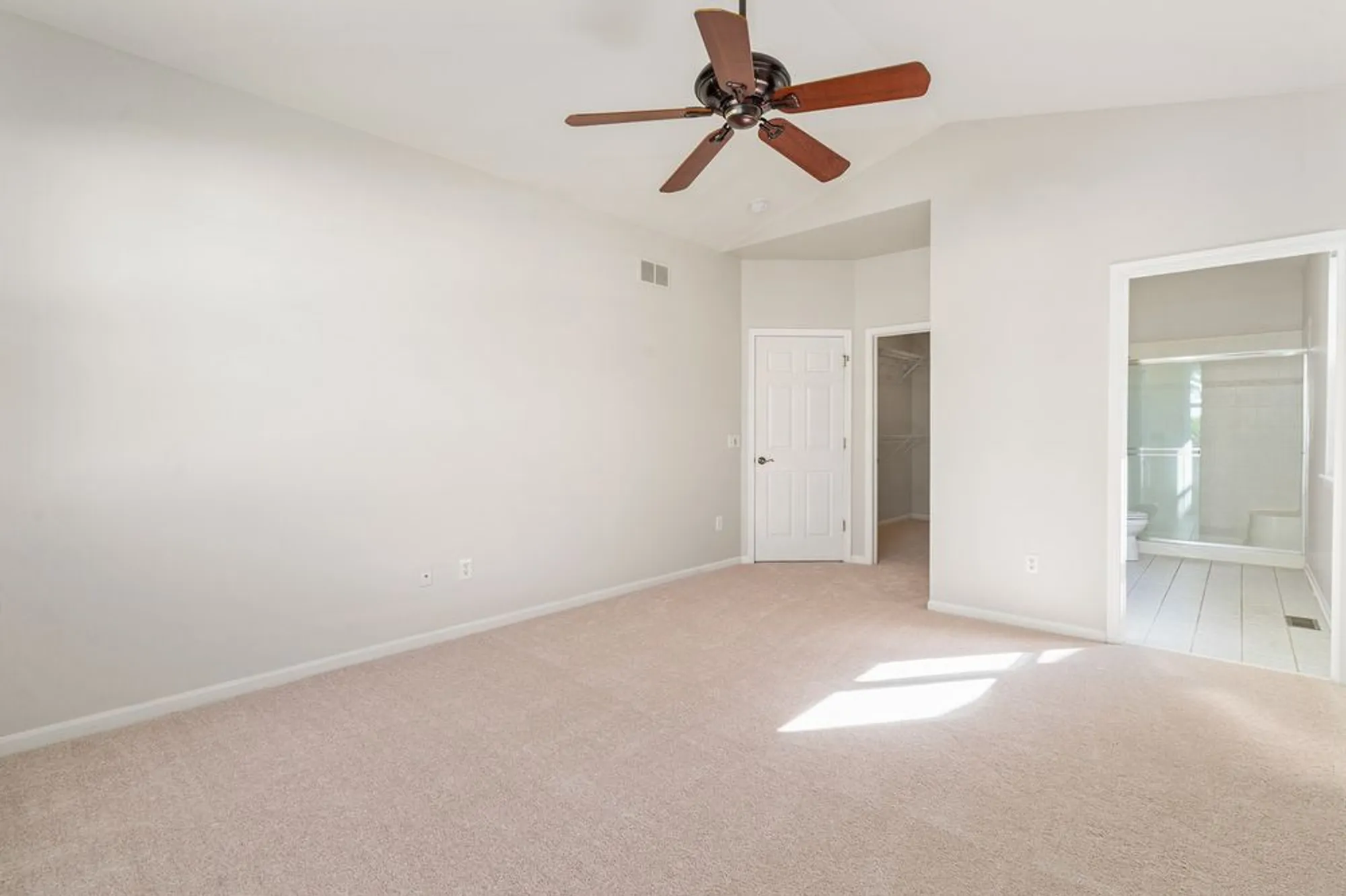 Property Slideshow image 17 of 39 | 1611 benzie cir, Romeoville, IL, 60446