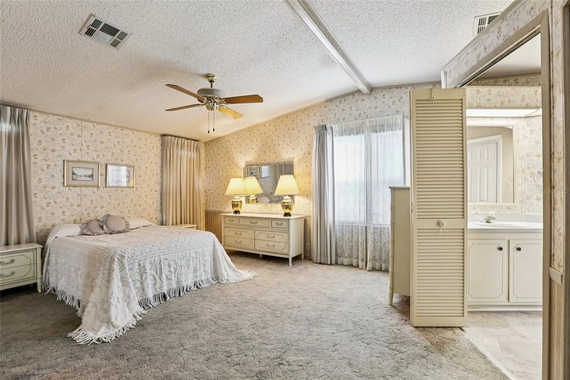 Property Slideshow image 21 of 42 | 4933 colonnades cir, Lakeland, FL, 33811