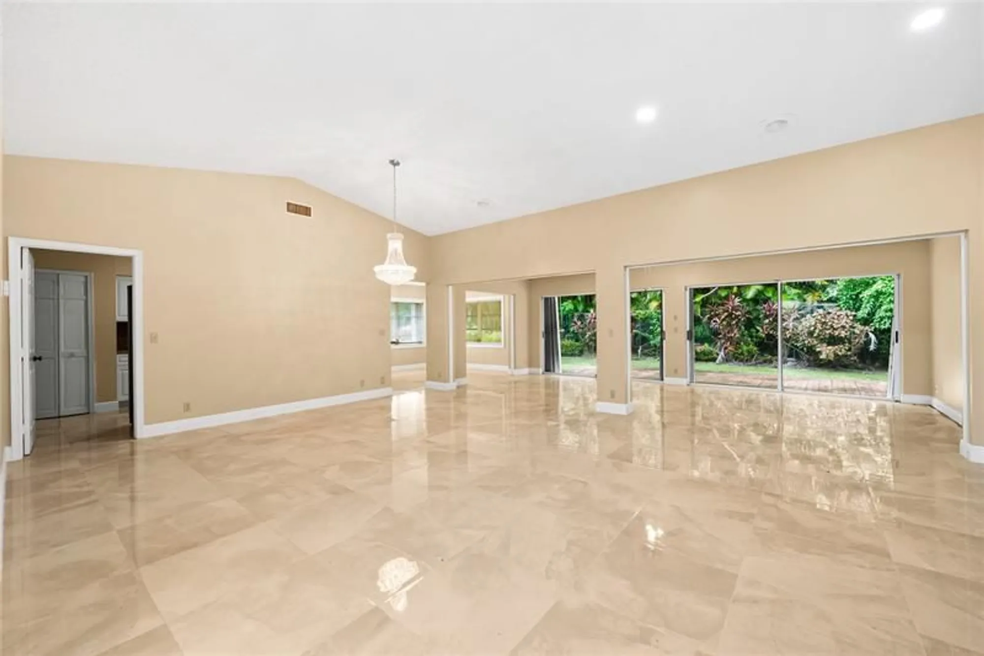 Property Slideshow image 11 of 43 | 10911 greentrail dr, Boynton Beach, FL, 33436