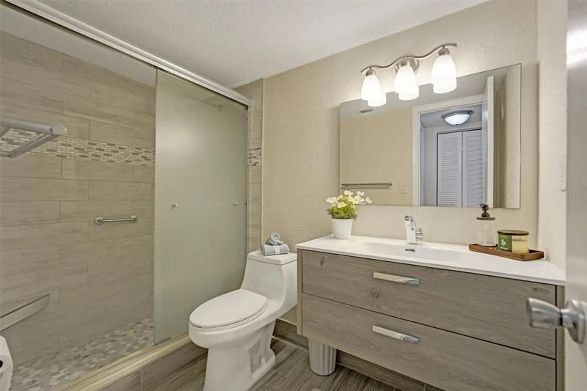 Property Slideshow image 8 of 29 | 900 colony point cir apt 221, Pembroke Pines, FL, 33026
