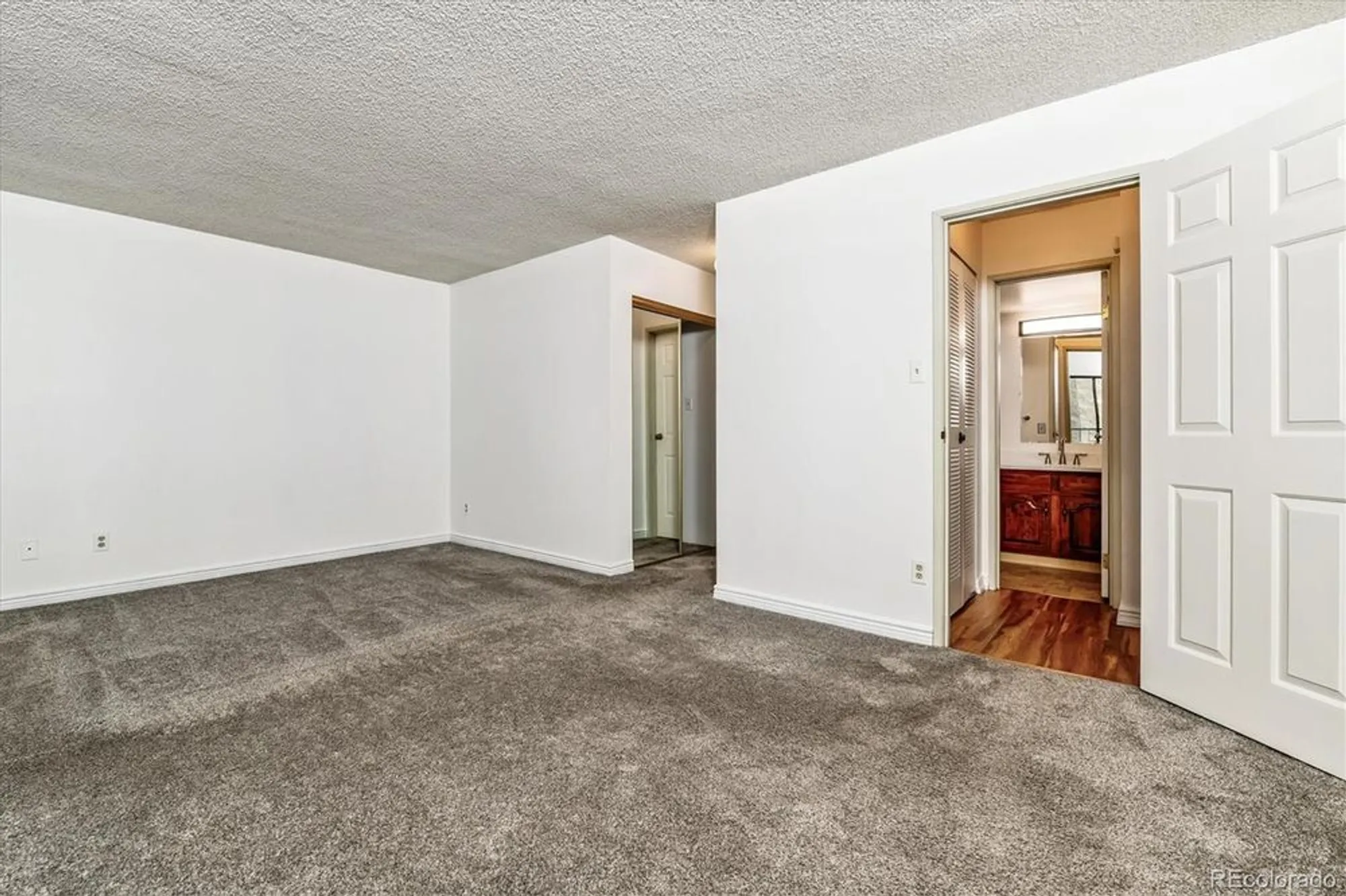 Property Slideshow image 11 of 35 | 13991 e marina dr apt 501, Aurora, CO, 80014