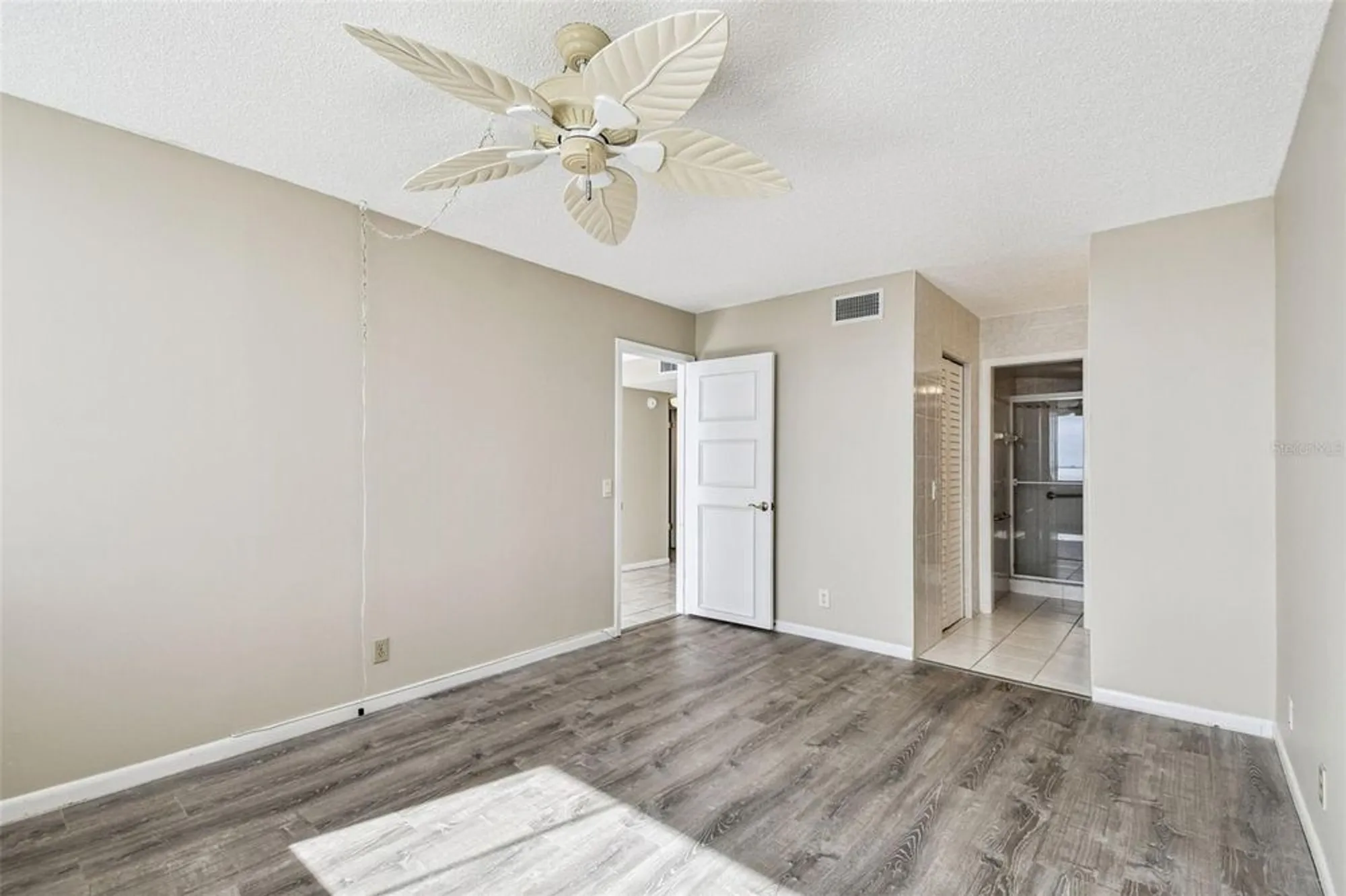 Property Slideshow image 10 of 49 | 6104 palma del mar blvd s apt 402, St Petersburg, FL, 33715