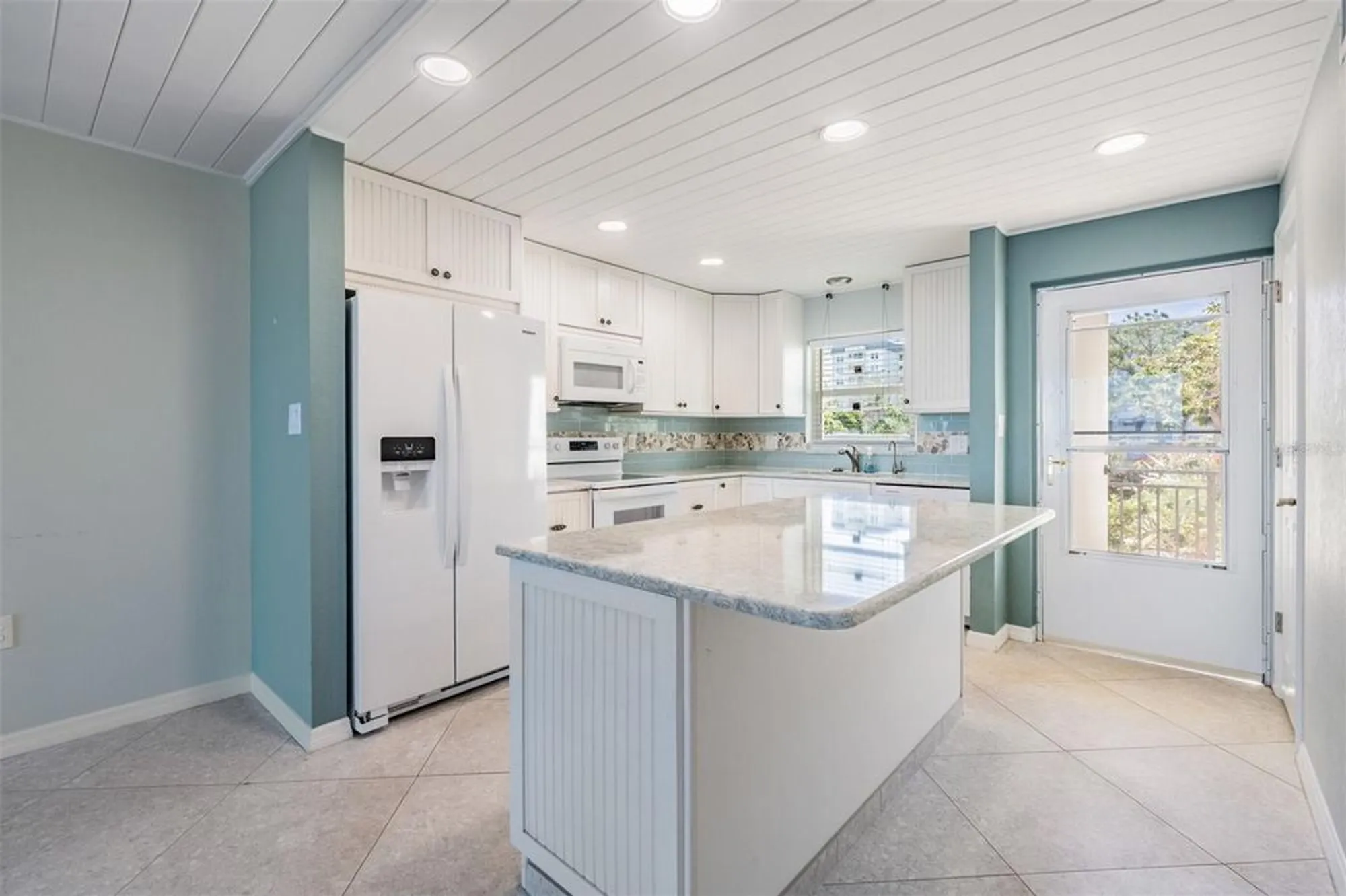 Property Slideshow image 7 of 60 | 9 haig pl 104, Dunedin, FL, 34698