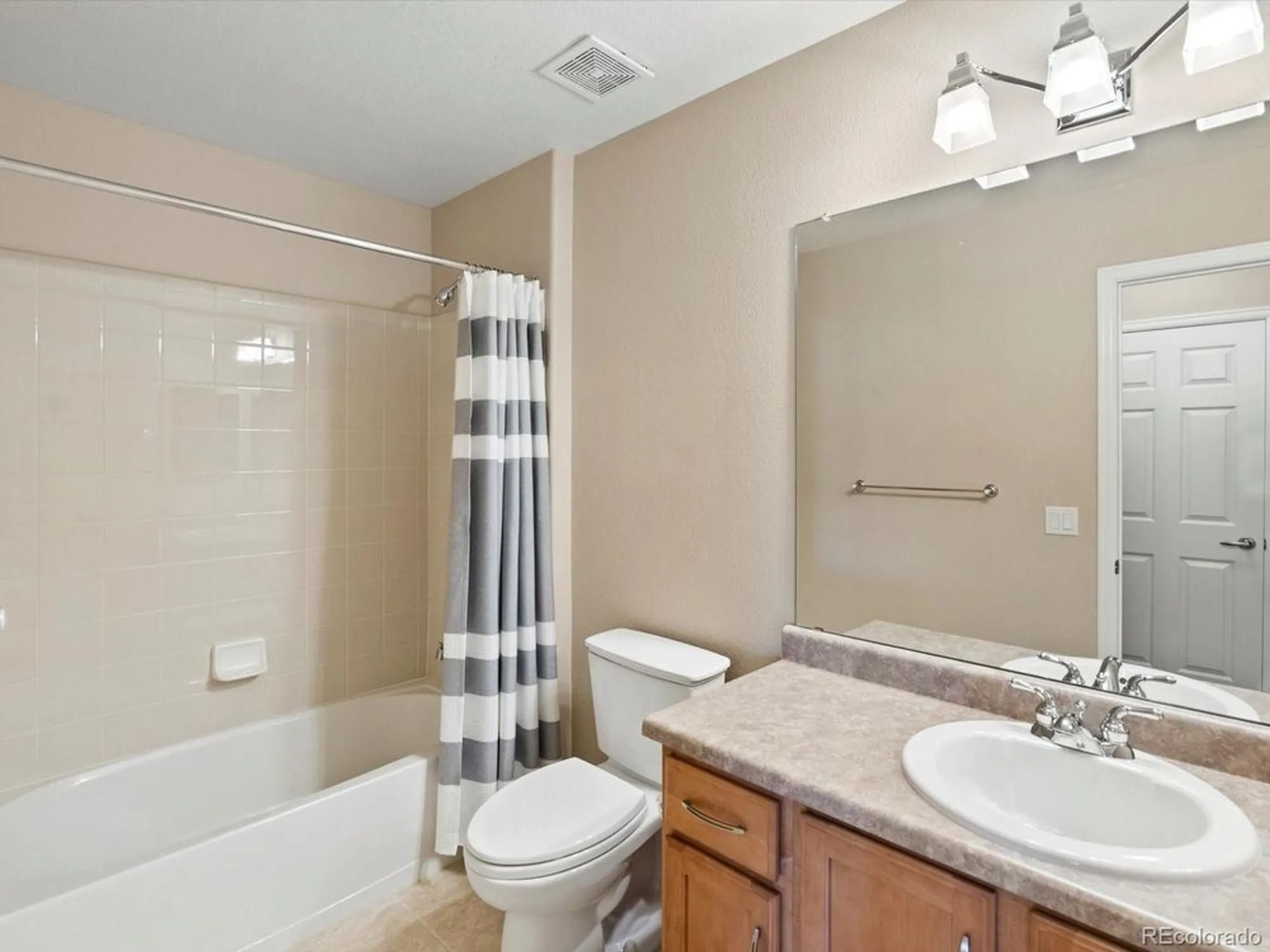 Property Slideshow image 21 of 32 | 22383 e heritage pkwy, Aurora, CO, 80016