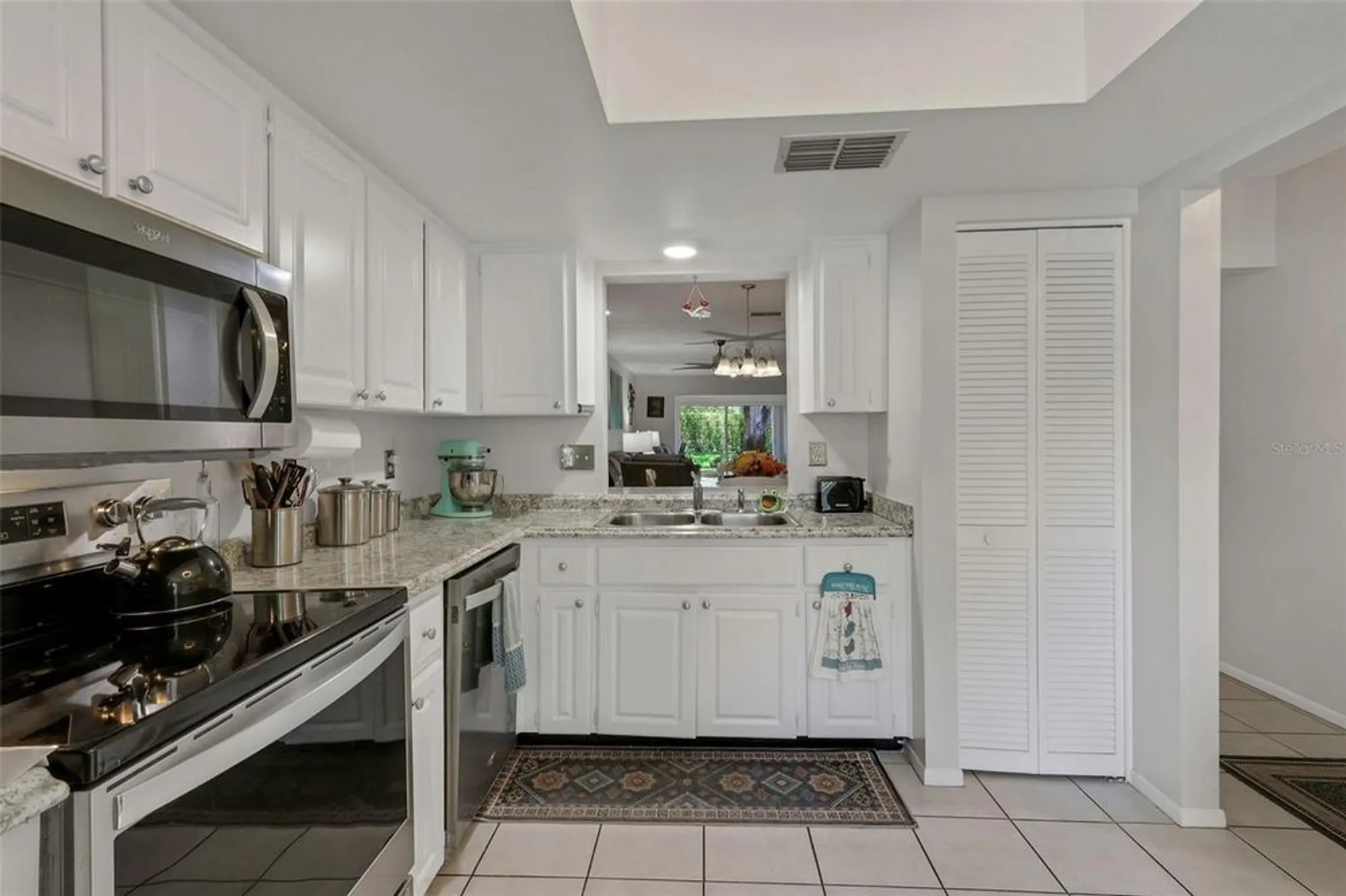 Property Slideshow image 12 of 37 | 1011 dunrobin dr b, Palm Harbor, FL, 34684
