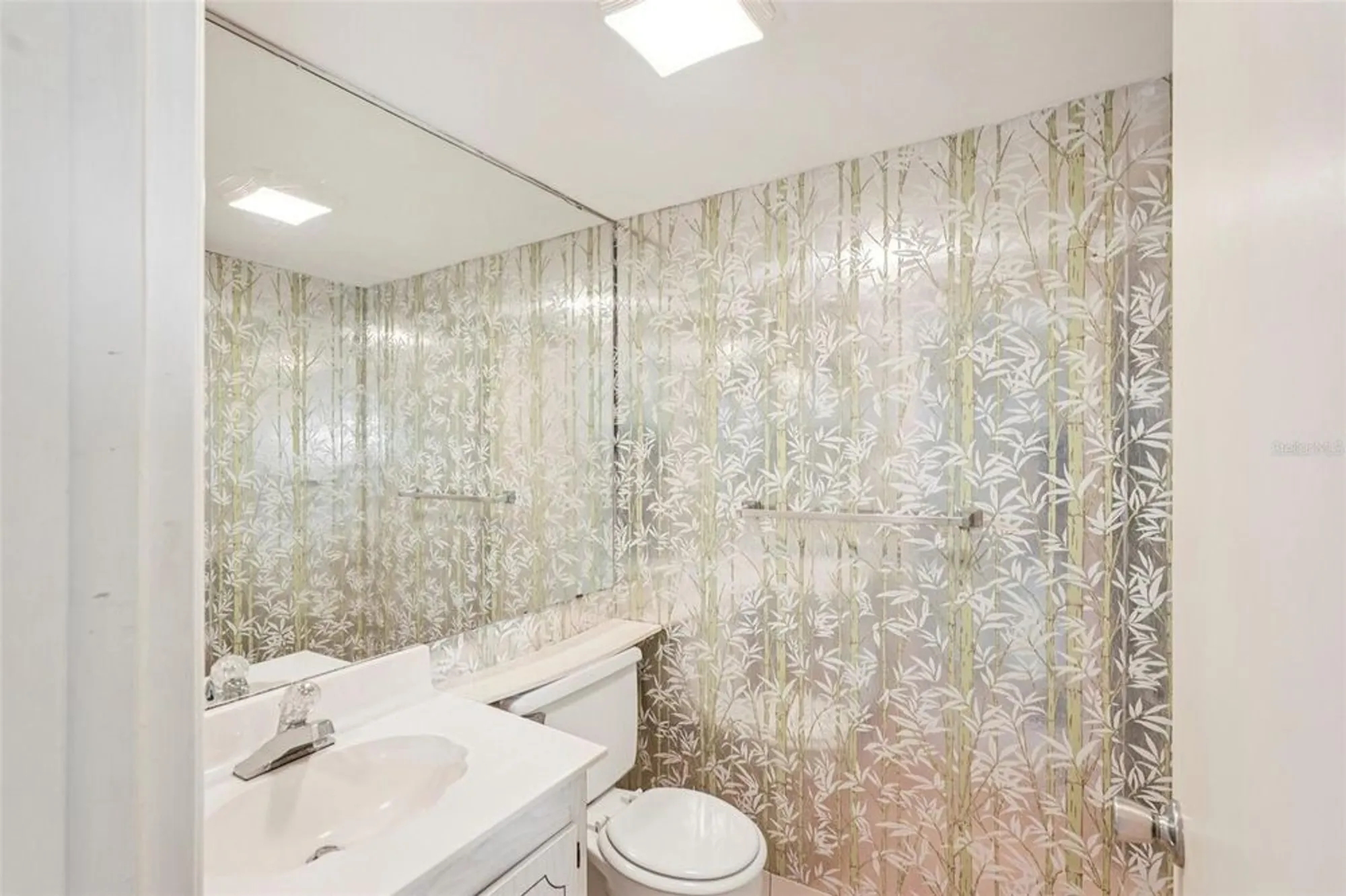 Property Slideshow image 13 of 50 | 201 kings blvd 19, Sun City Center, FL, 33573