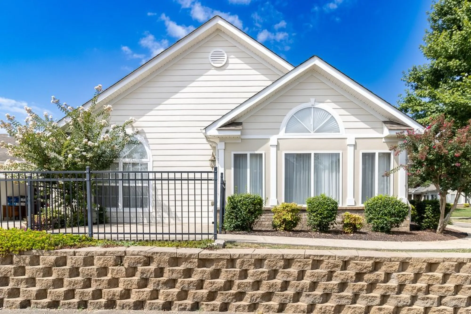 Property Slideshow image 7 of 29 | 825 s browns ln 1301, Gallatin, TN, 37066