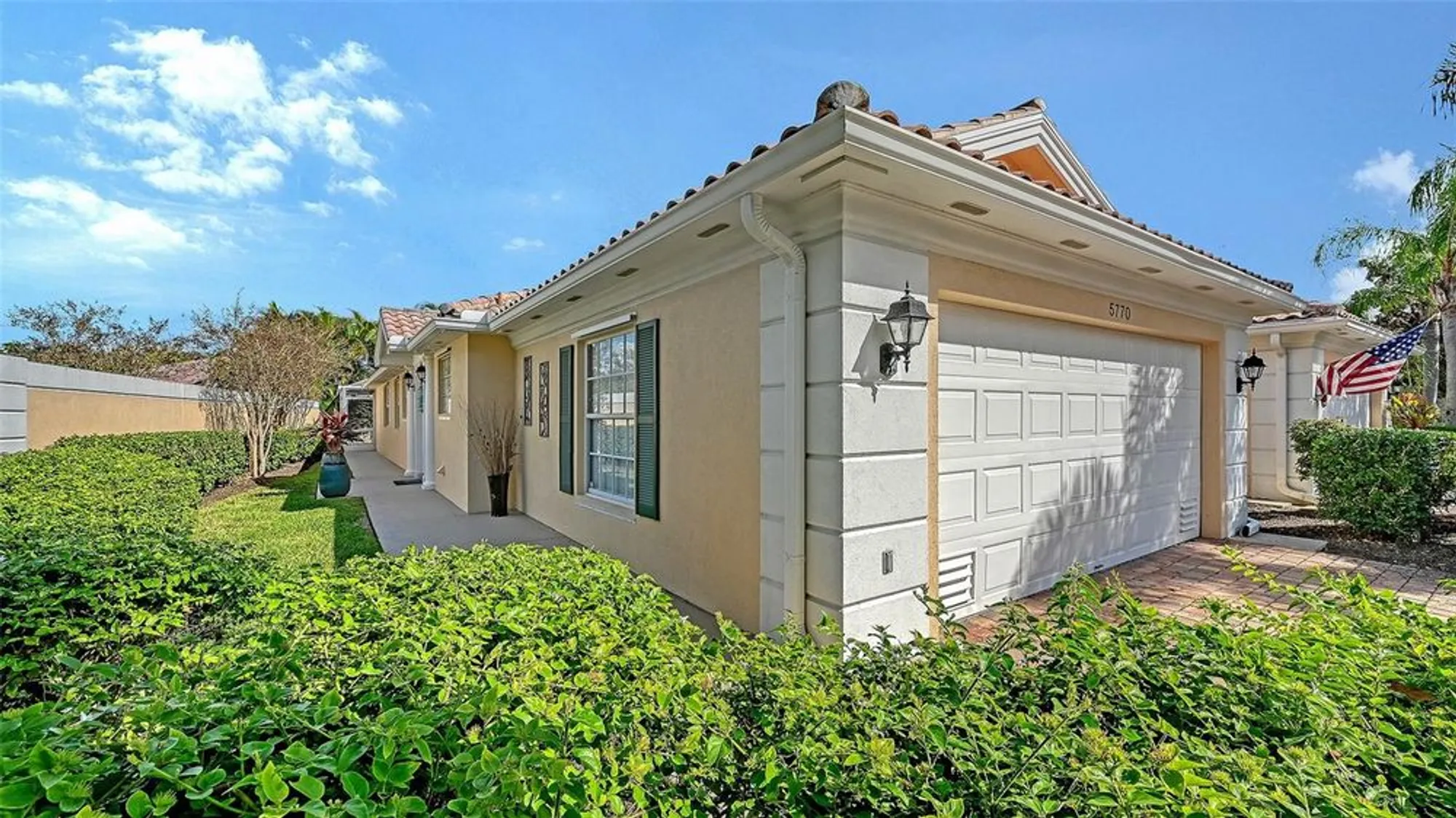 Property Slideshow image 6 of 87 | 5770 ivrea dr, Sarasota, FL, 34238