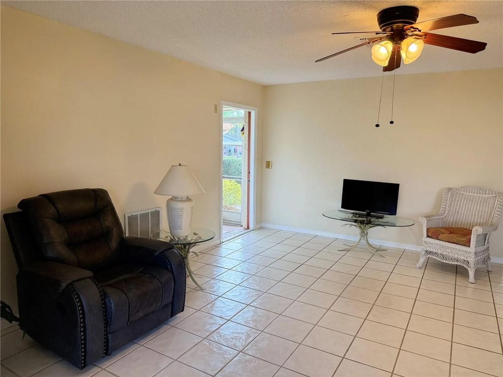 Property Slideshow image 7 of 37 | 407 feltham trl unit b, Sun City Center, FL, 33573