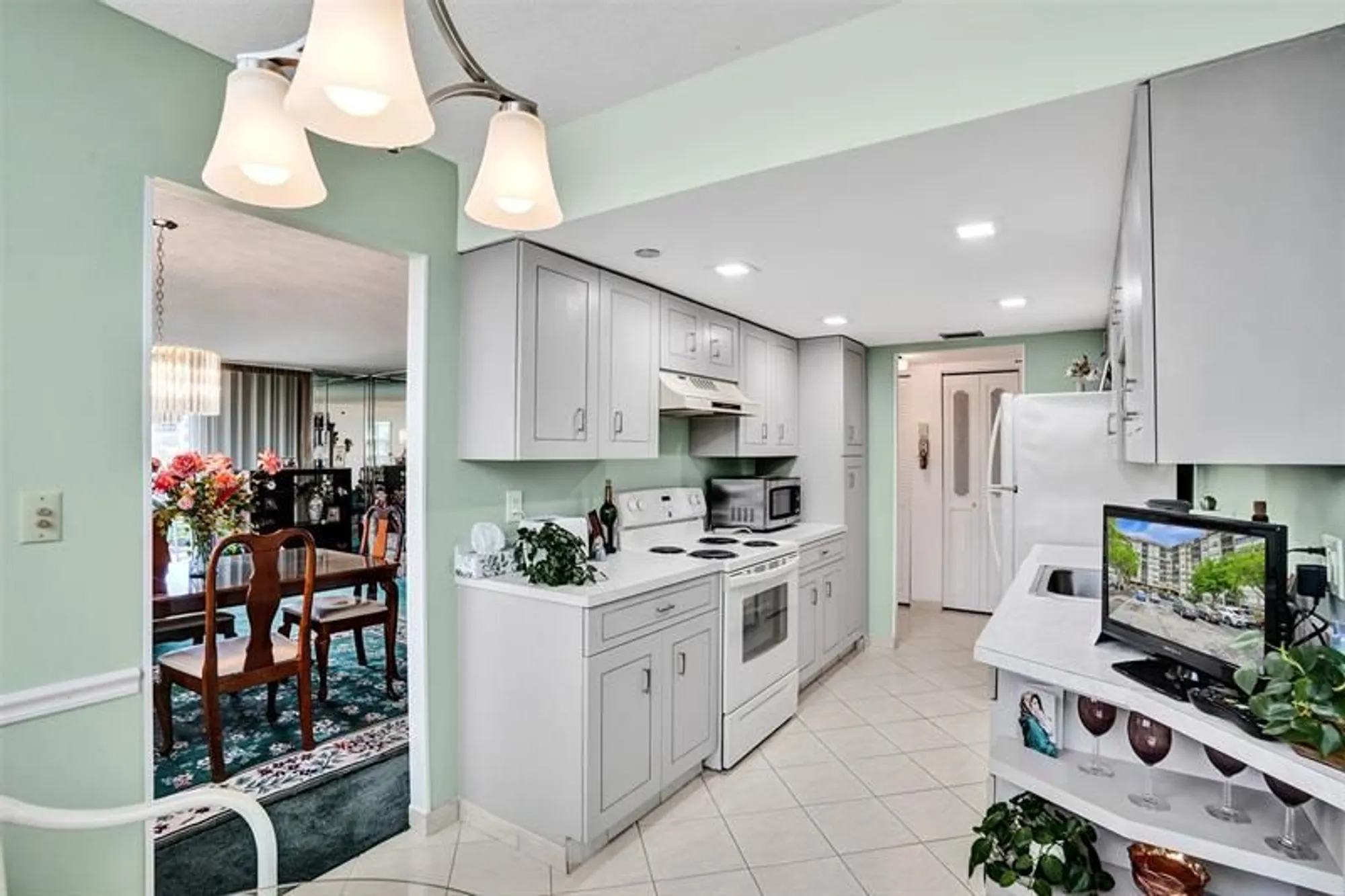 Property Slideshow image 9 of 71 | 1100 saint charles pl 612, Pembroke Pines, FL, 33026