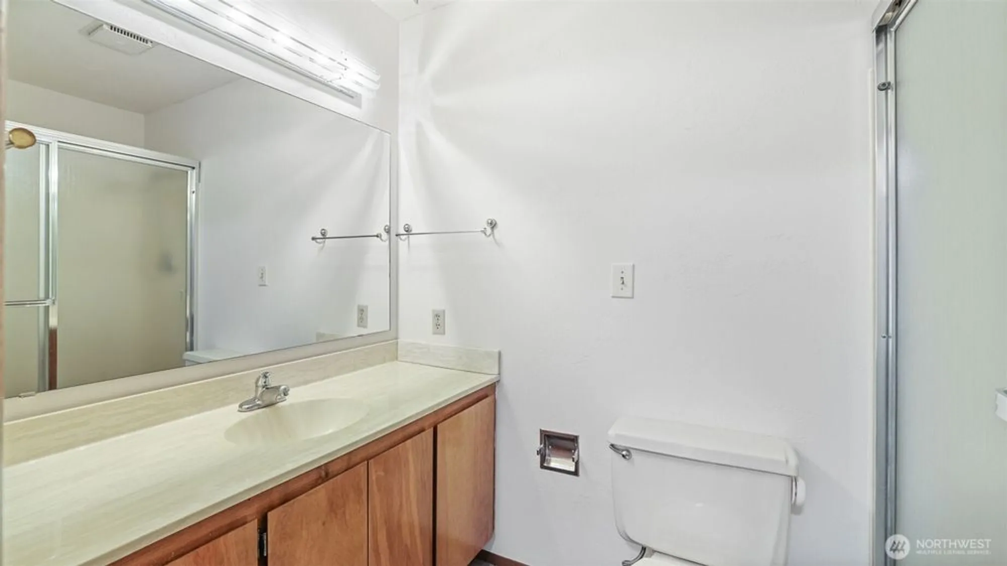 Property Slideshow image 9 of 23 | 10821 glen acres dr s c, Seattle, WA, 98168