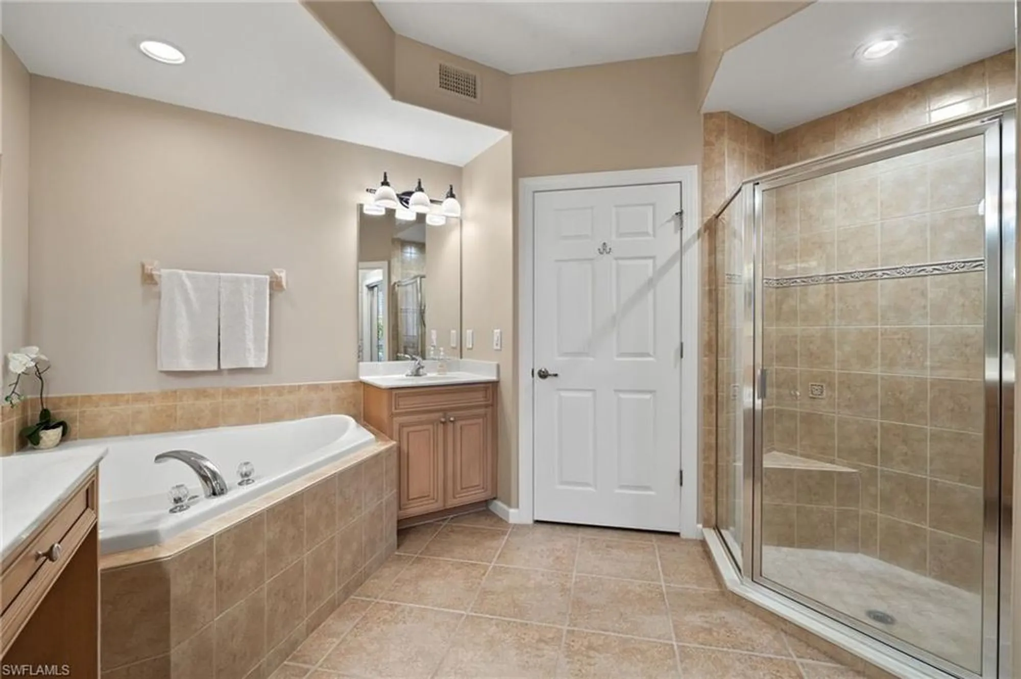 Property Slideshow image 18 of 39 | 13002 pennington pl 101, Fort Myers, FL, 33913