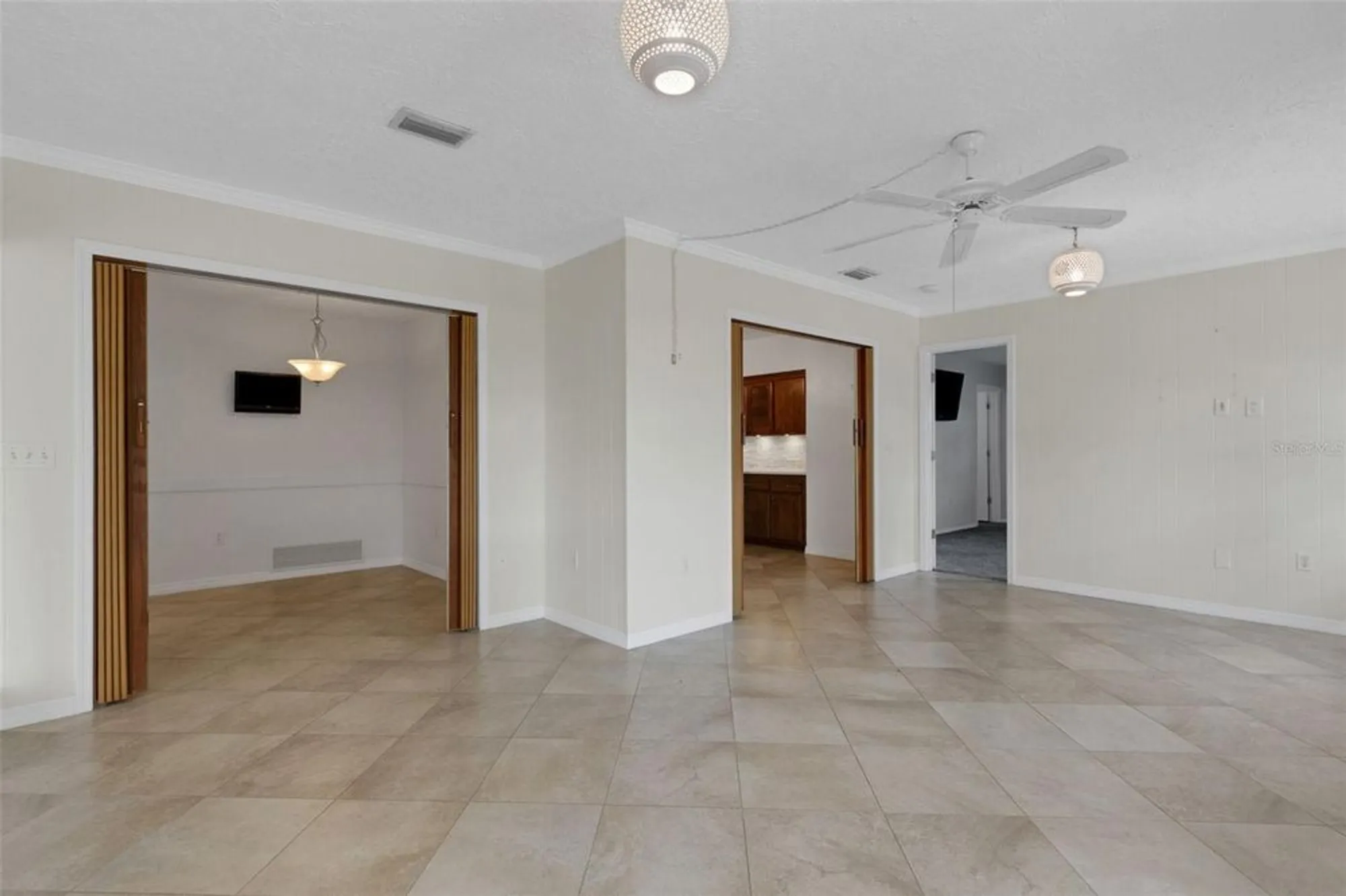 Property Slideshow image 17 of 33 | 5217 canterbury dr, Sarasota, FL, 34243