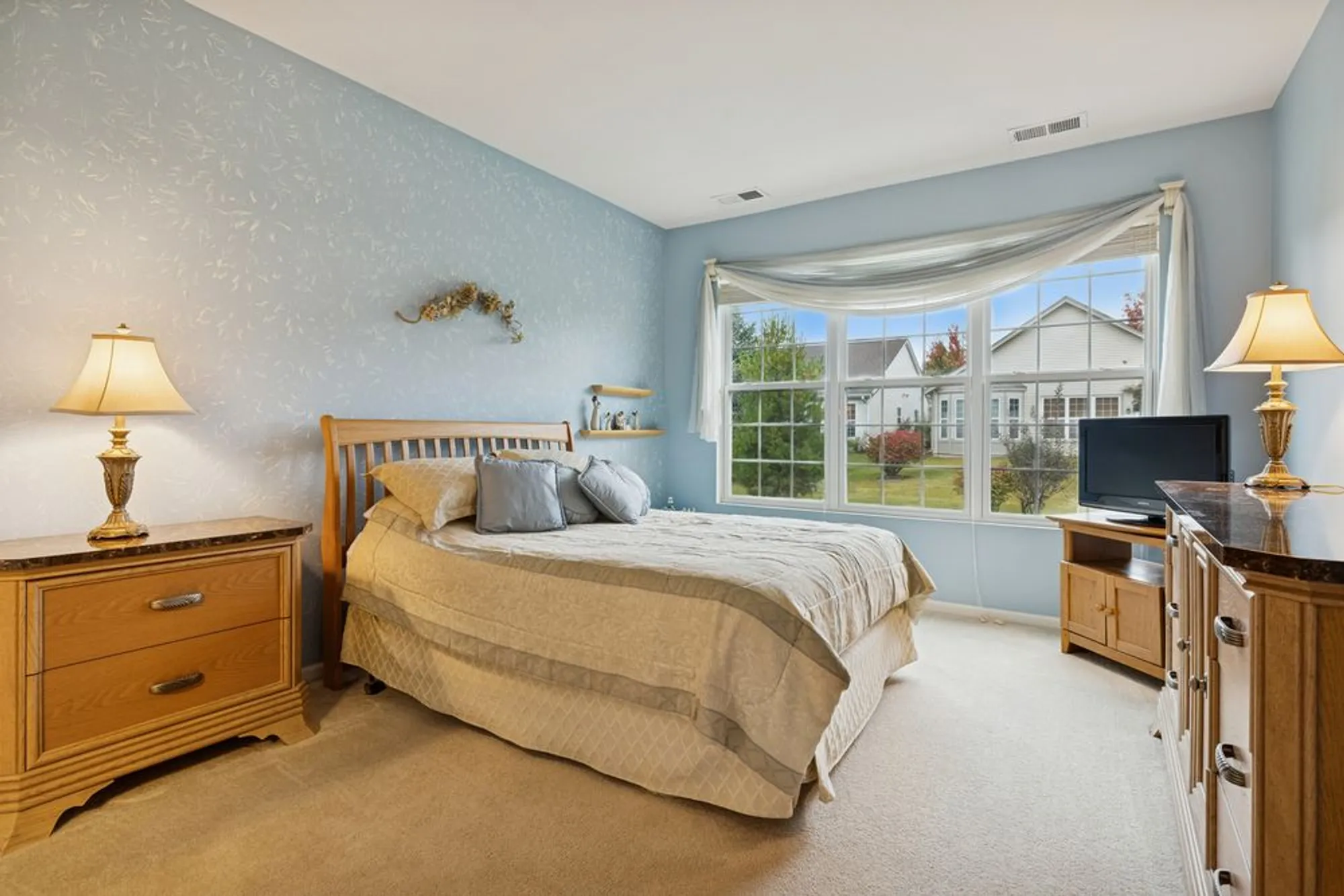 Property Slideshow image 16 of 20 | 2596 venetian ln, Elgin, IL, 60124