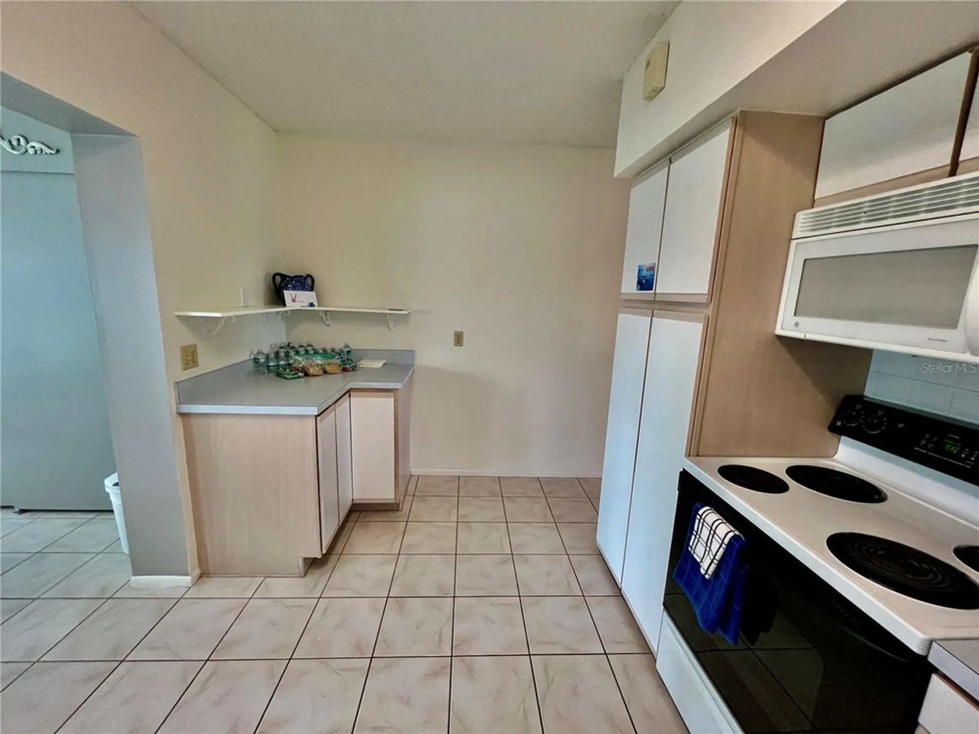 Property Slideshow image 9 of 41 | 2403 finlandia ln 57, Clearwater, FL, 33763