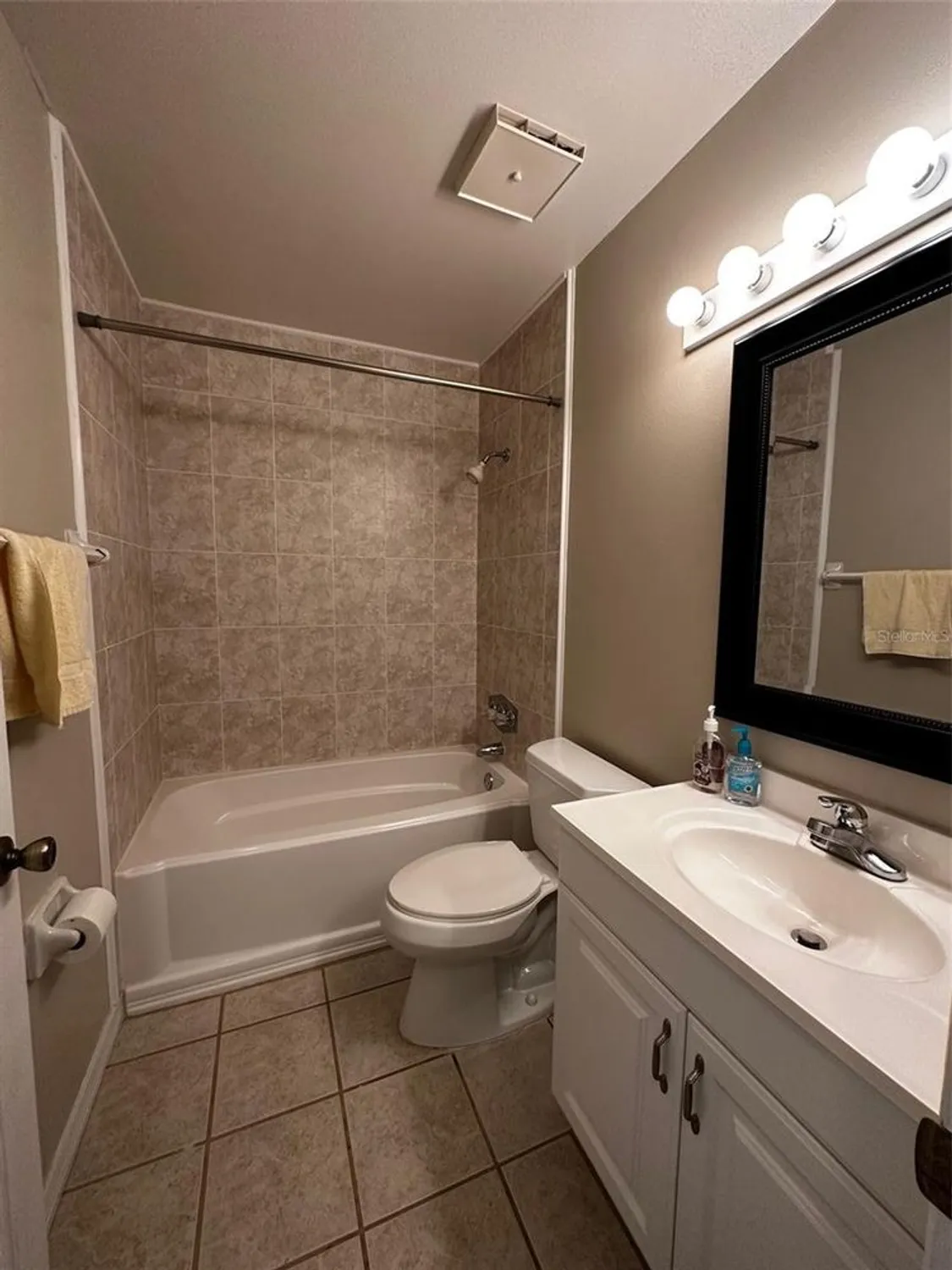 Property Slideshow image 8 of 12 | 405 gladstone pl, Sun City Center, FL, 33573