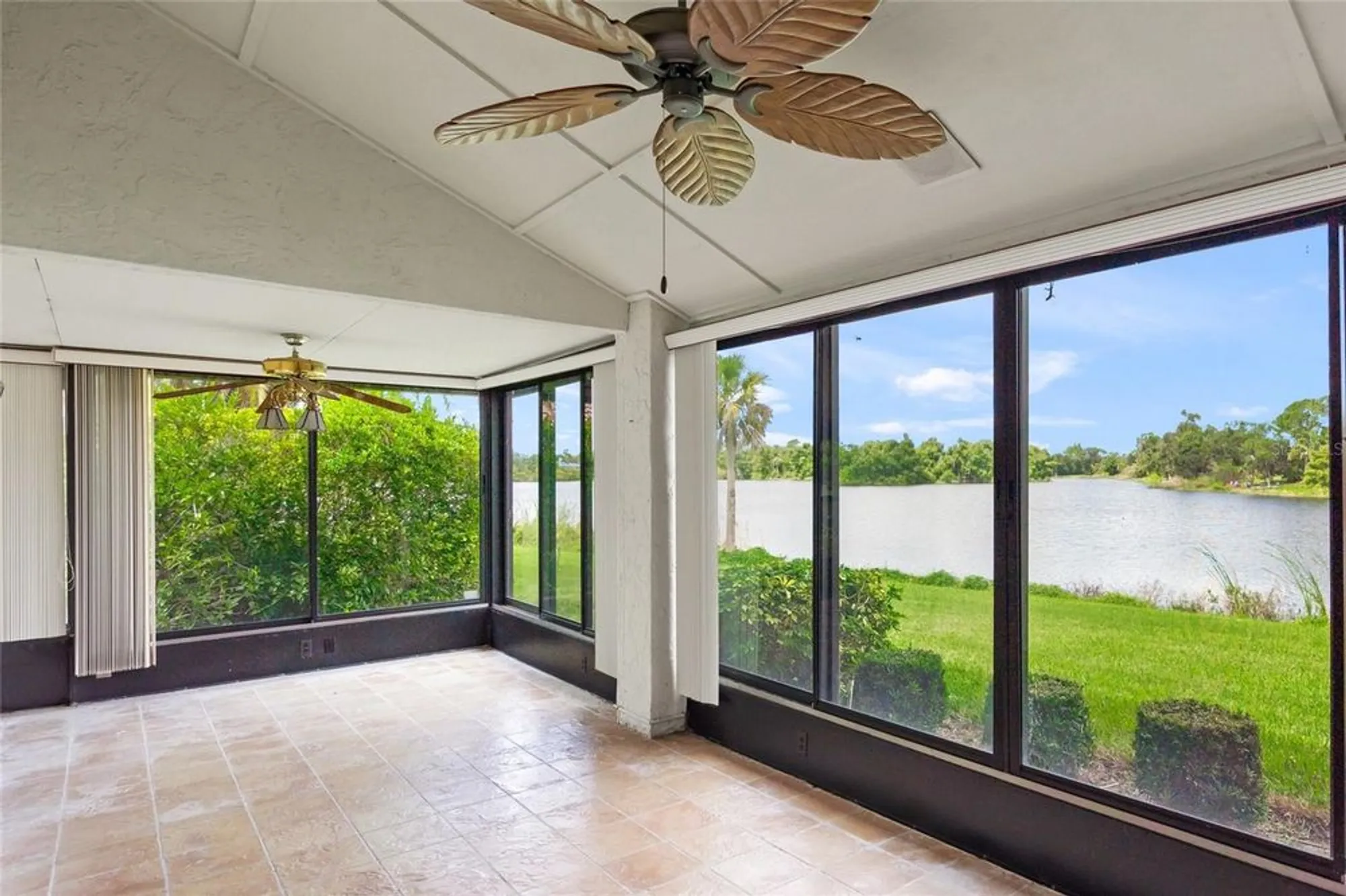 Property Slideshow image 34 of 43 | 7475 oak moss dr 20, Sarasota, FL, 34241