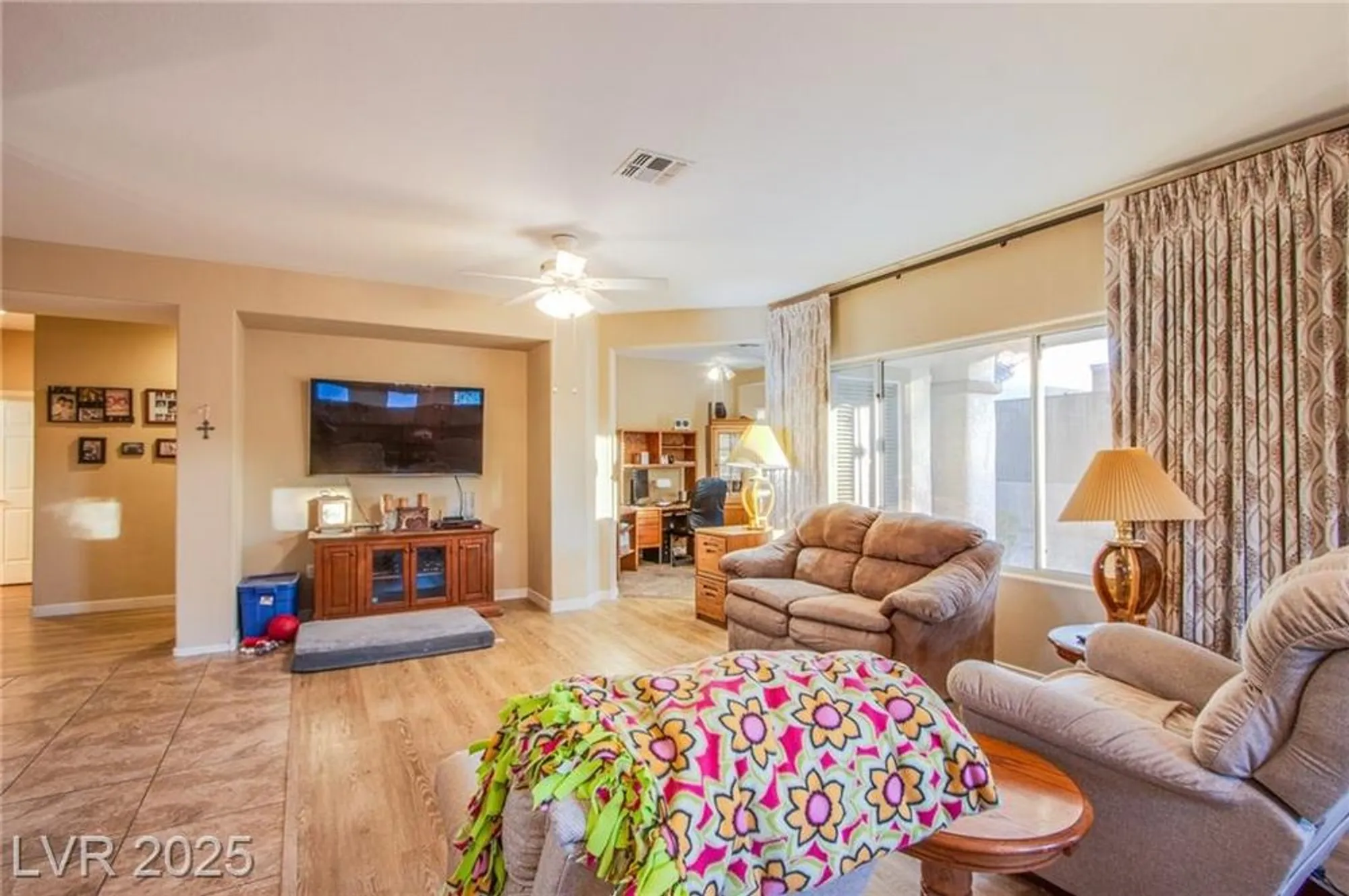 Property Slideshow image 13 of 31 | 2581 evansville ave, Henderson, NV, 89052