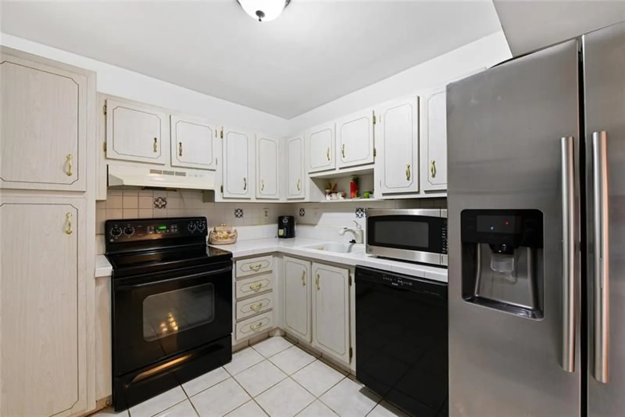 Property Slideshow image 9 of 28 | 1400 saint charles pl 615, Pembroke Pines, FL, 33026