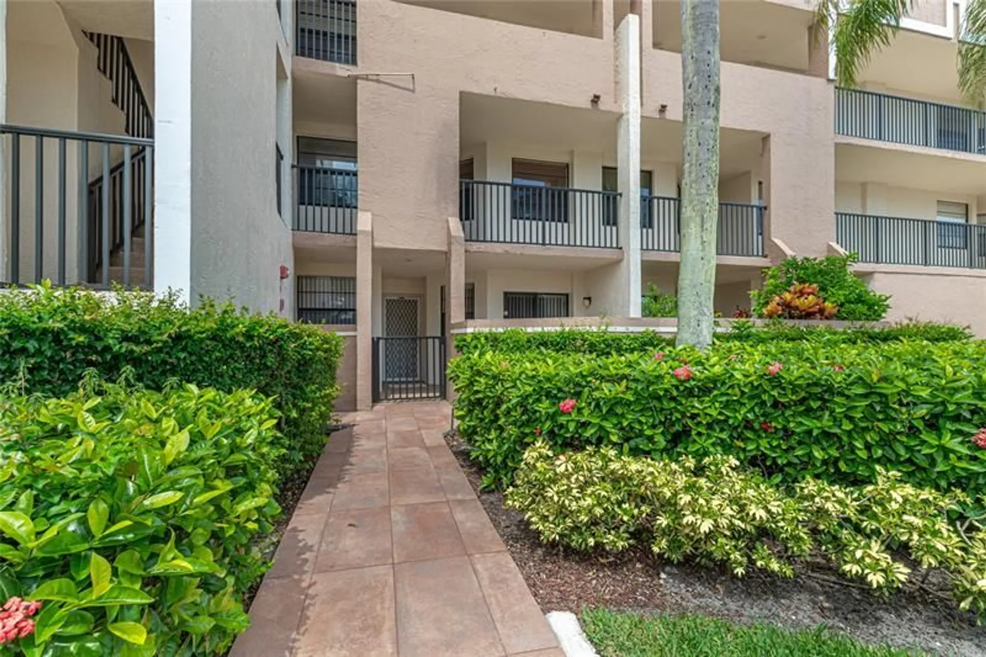 Property Slideshow image 4 of 50 | 7312 fairfax dr 102, Tamarac, FL, 33321