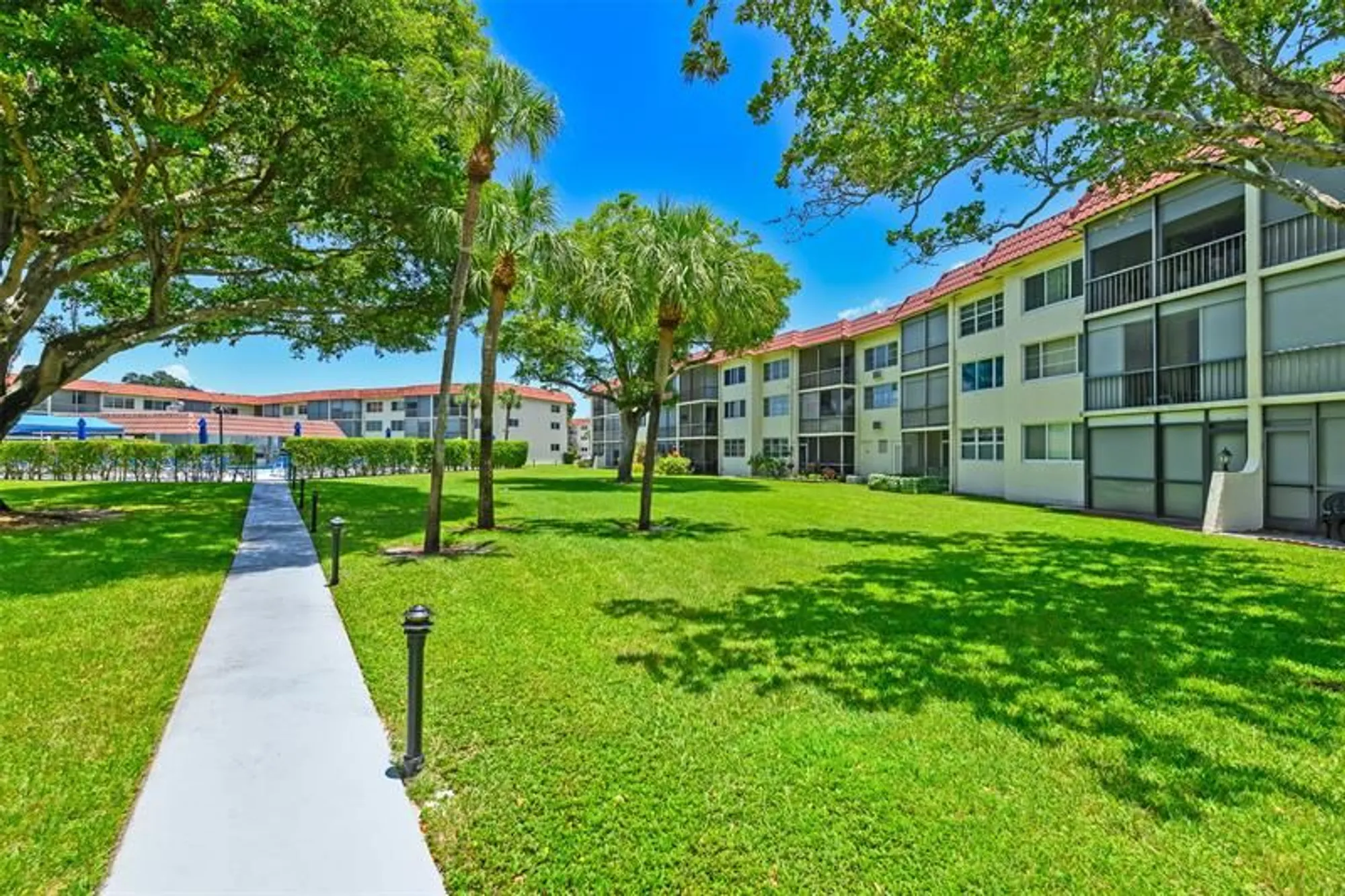 Property Slideshow image 36 of 51 | 9511 n hollybrook lake dr 207, Pembroke Pines, FL, 33025