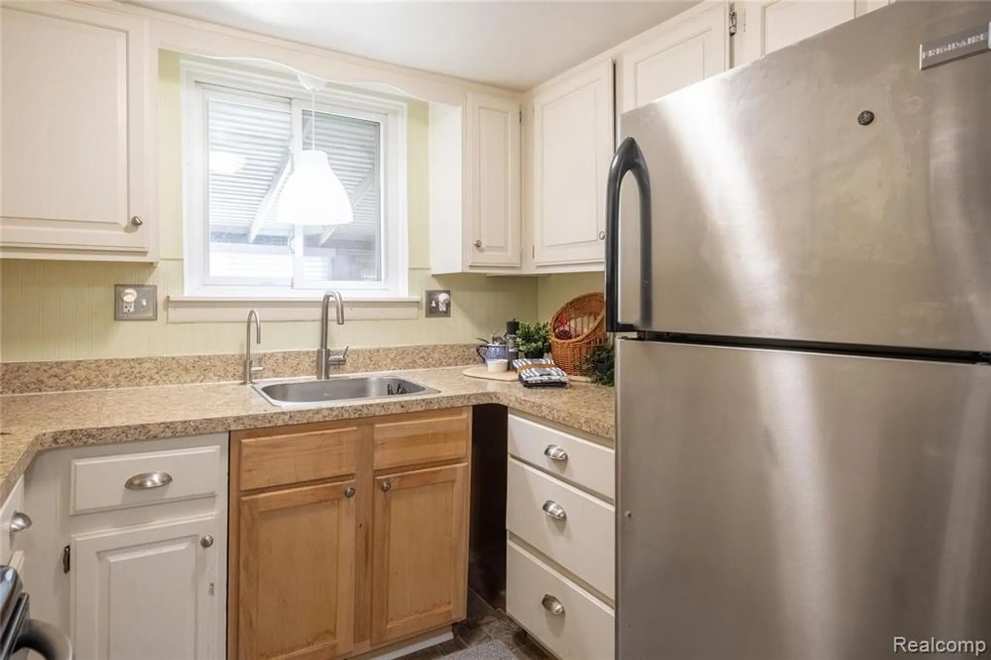 Property Slideshow image 14 of 36 | 61021 heritage blvd # 4, South Lyon, MI, 48178