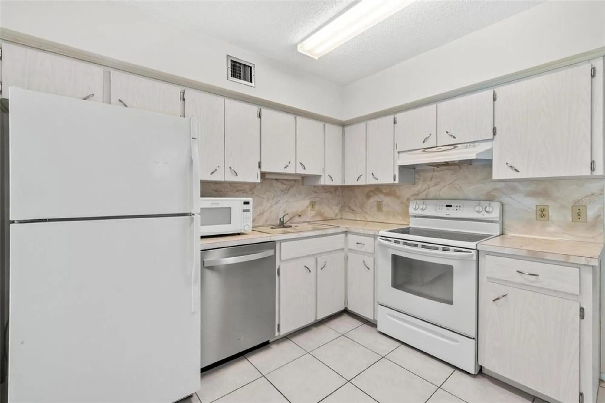 Property Slideshow image 9 of 64 | 2253 norwegian dr 51, Clearwater, FL, 33763