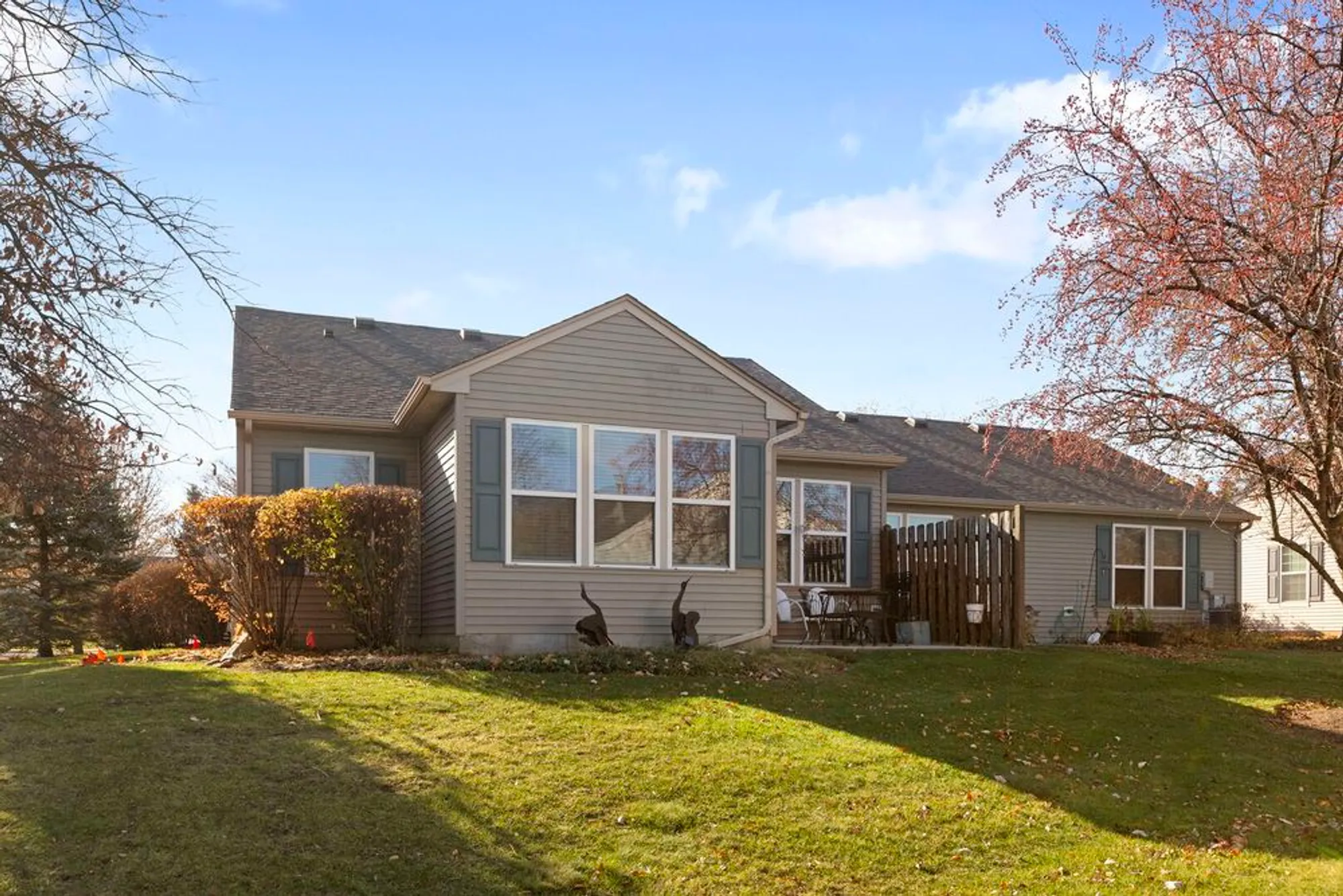 Property Slideshow image 16 of 16 | 94 w essington dr, Round Lake, IL, 60073