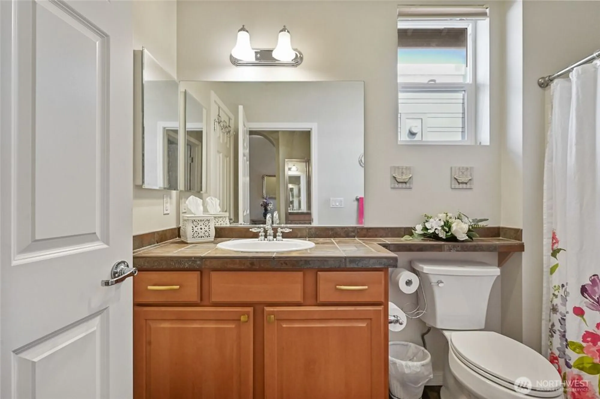 Property Slideshow image 27 of 32 | 13841 231st ln, Redmond, WA, 98053