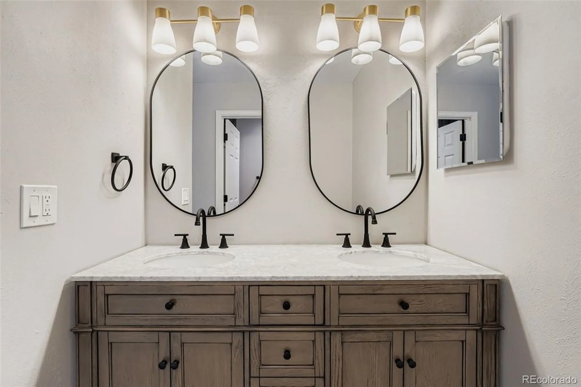 Property Slideshow image 13 of 22 | 2800 s heather gardens way b, Aurora, CO, 80014