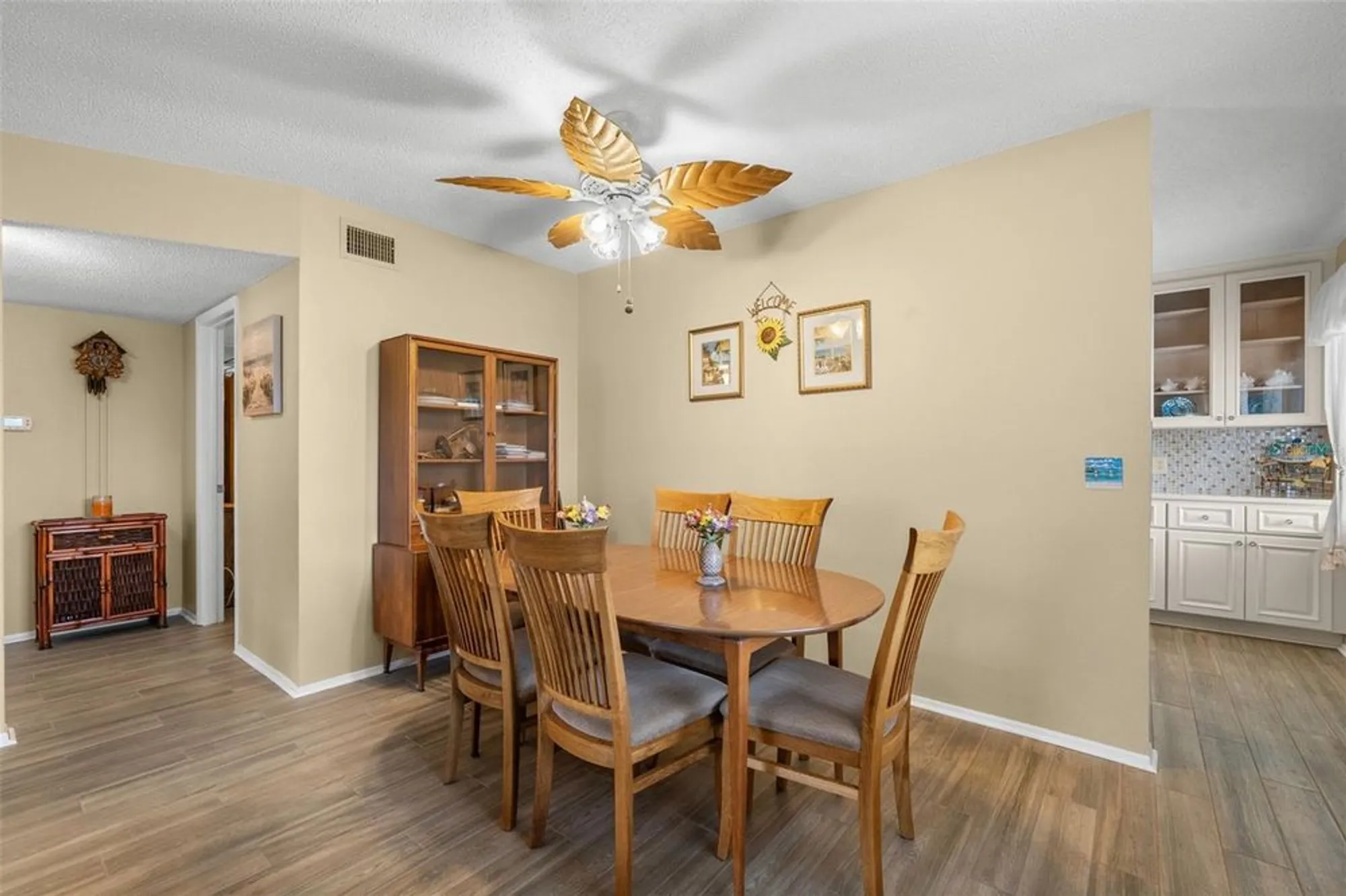 Property Slideshow image 8 of 39 | 2379 finlandia ln apt 21, Clearwater, FL, 33763