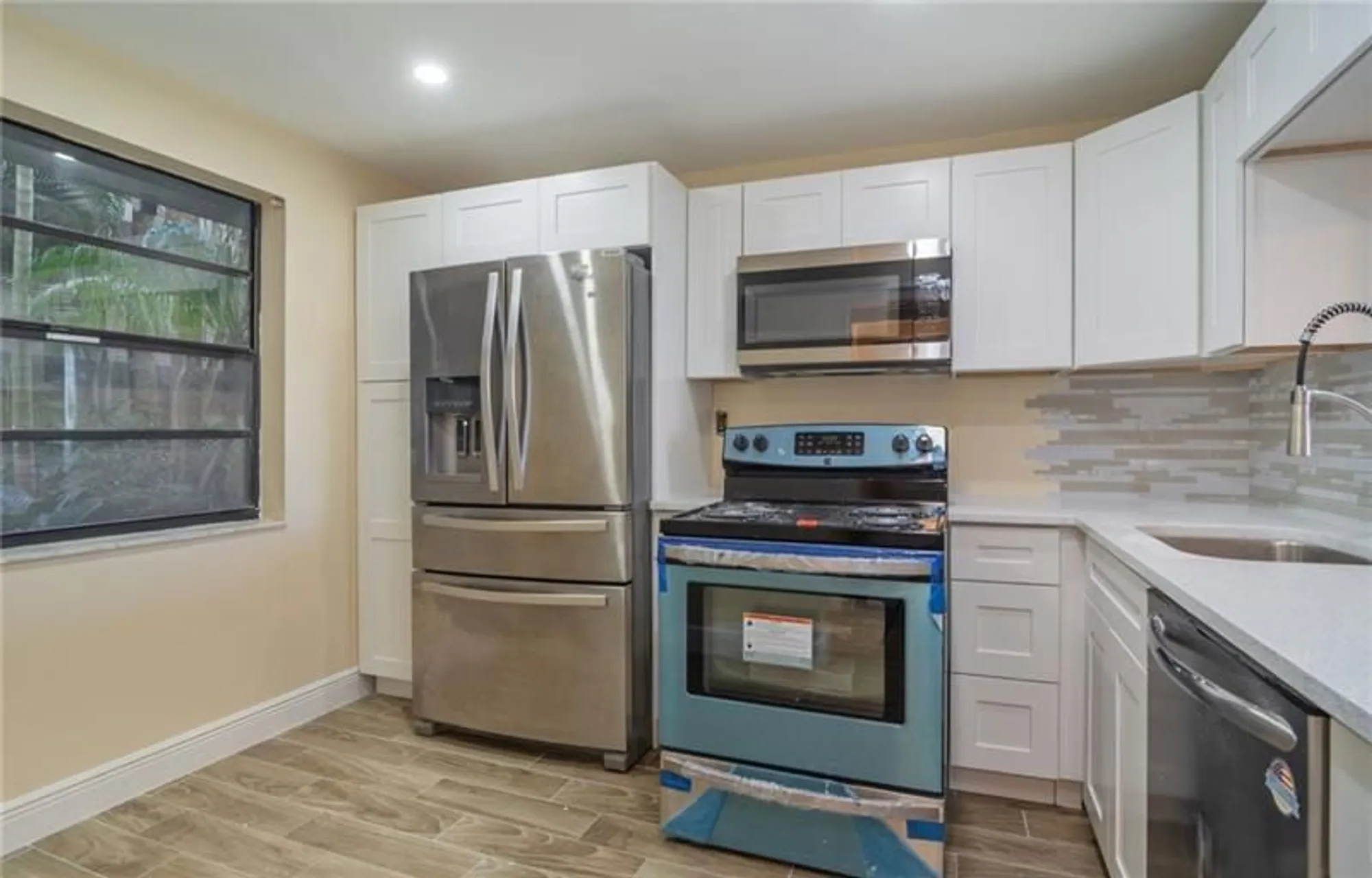 Property Slideshow image 4 of 31 | 1100 colony point cir apt 105, Pembroke Pines, FL, 33026