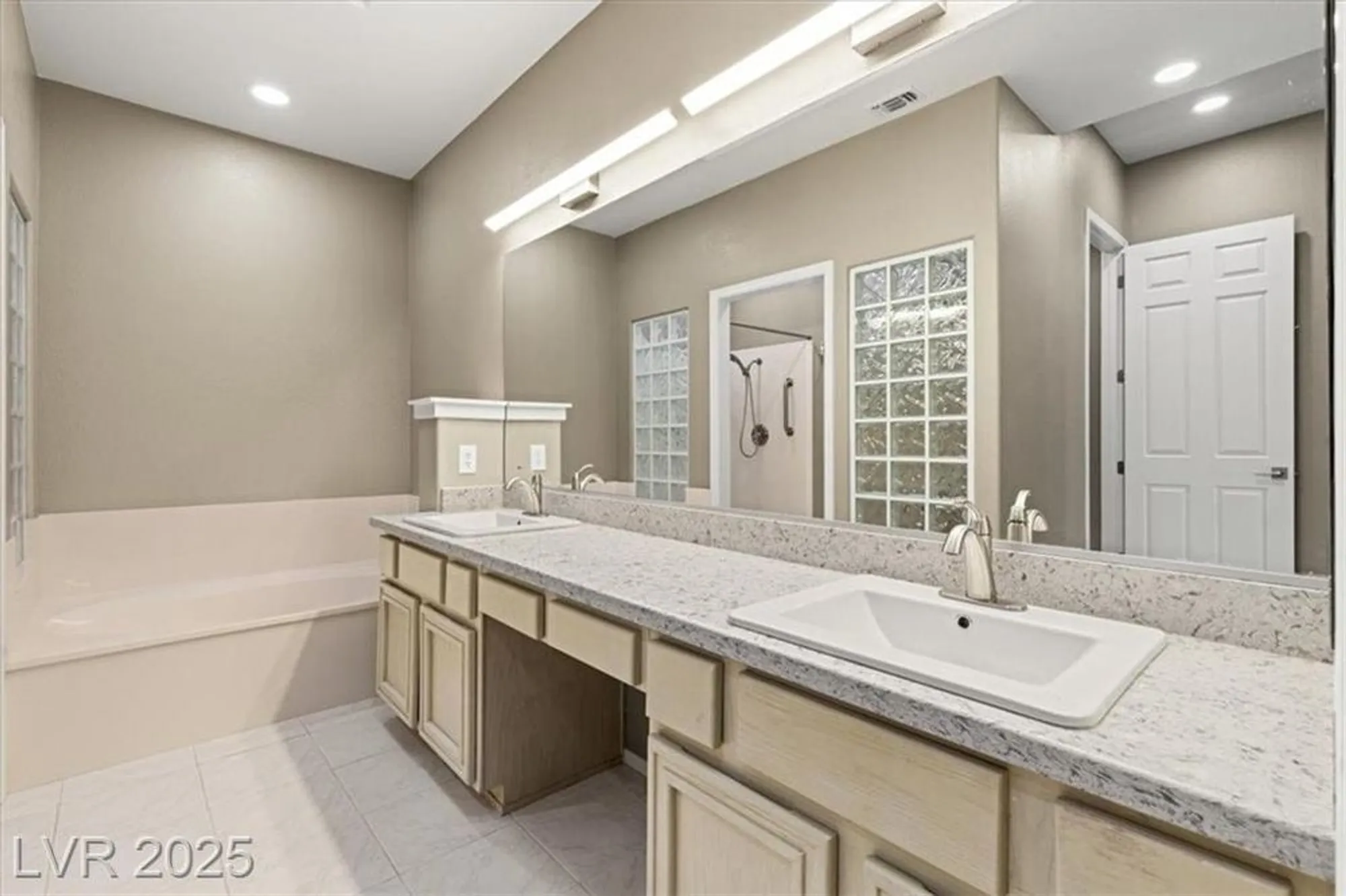 Property Slideshow image 32 of 43 | 2404 spring water dr, Las Vegas, NV, 89134