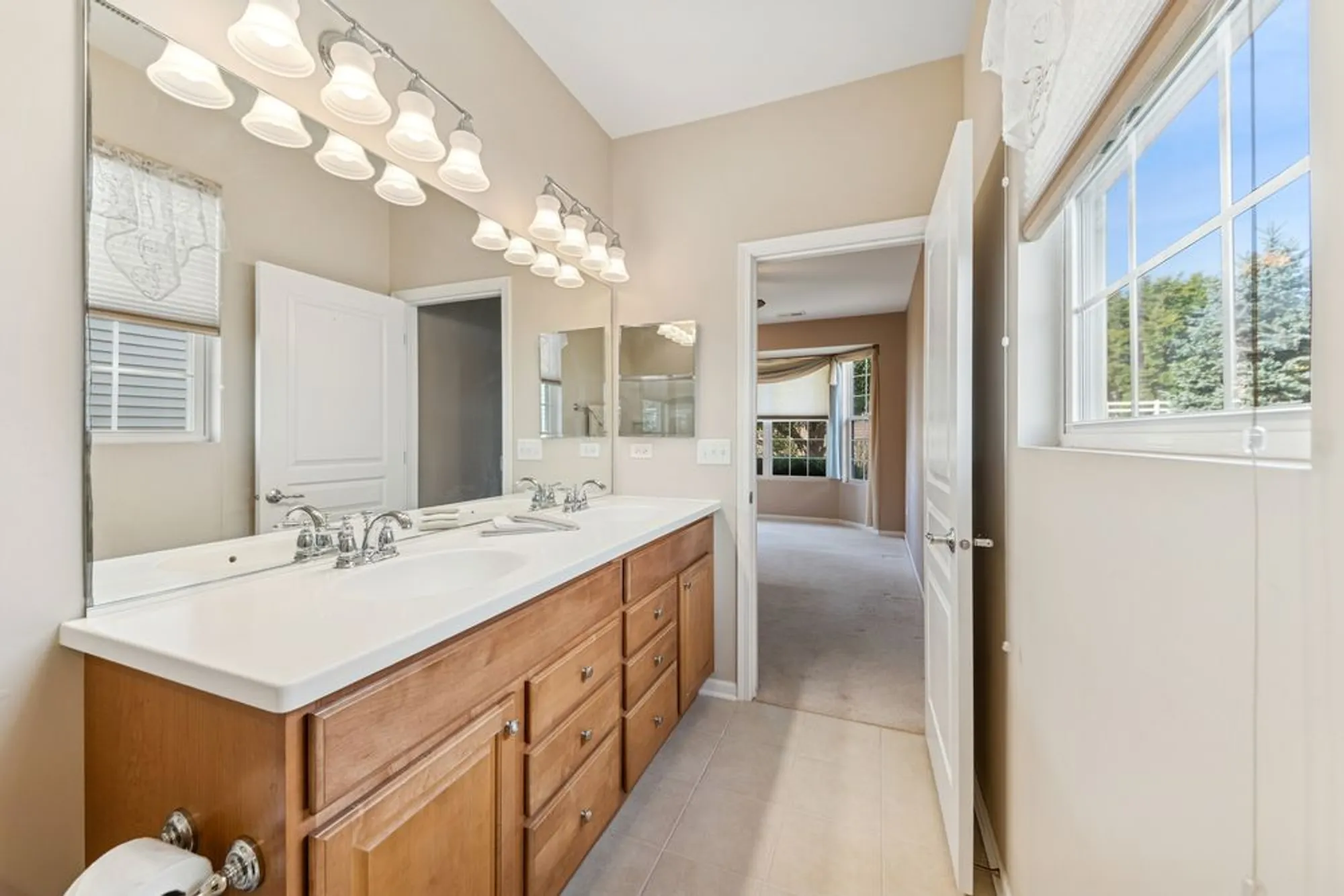 Property Slideshow image 15 of 19 | 2864 edgewater dr, Elgin, IL, 60124