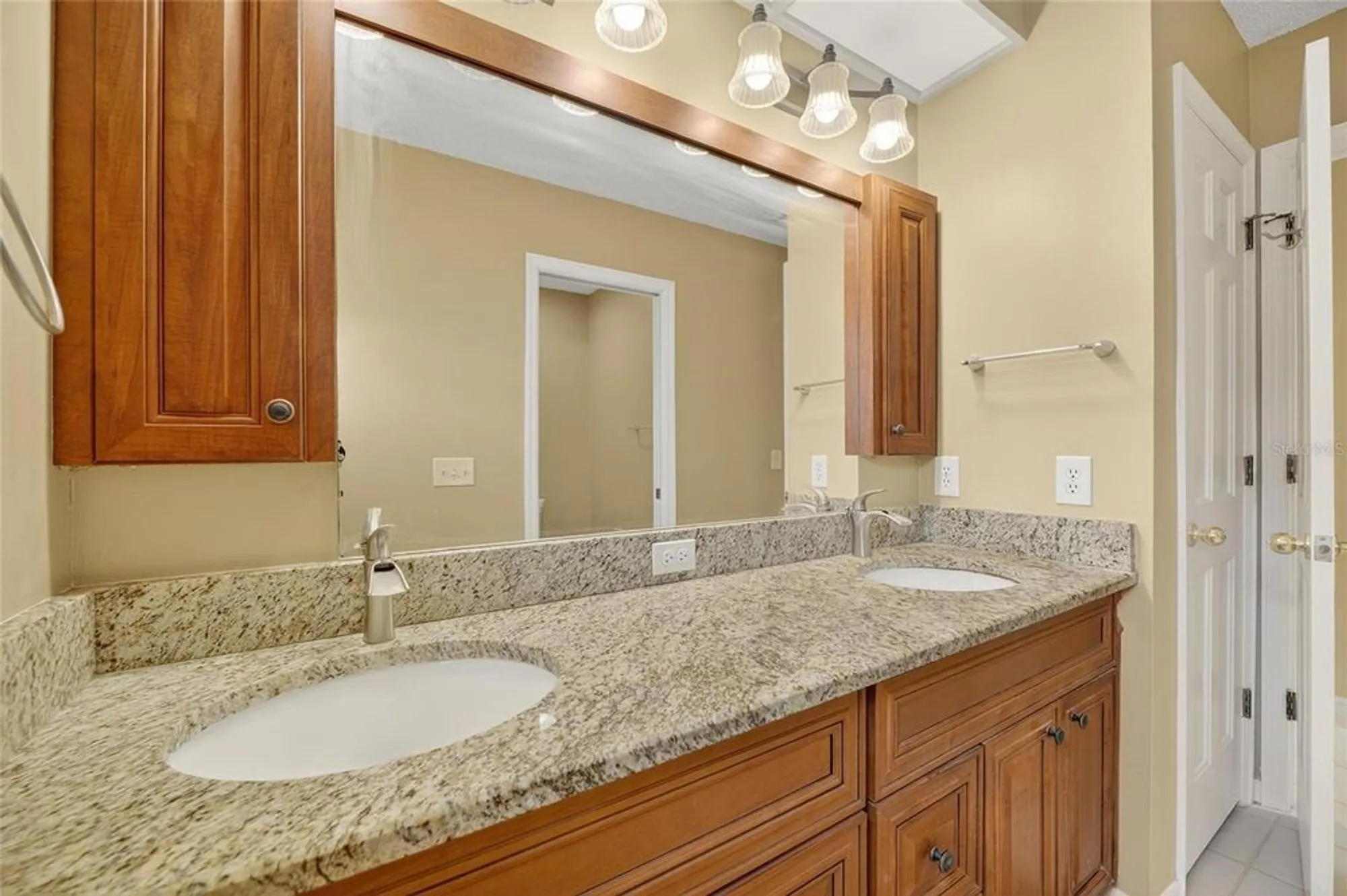 Property Slideshow image 39 of 79 | 2007 east view dr, Sun City Center, FL, 33573