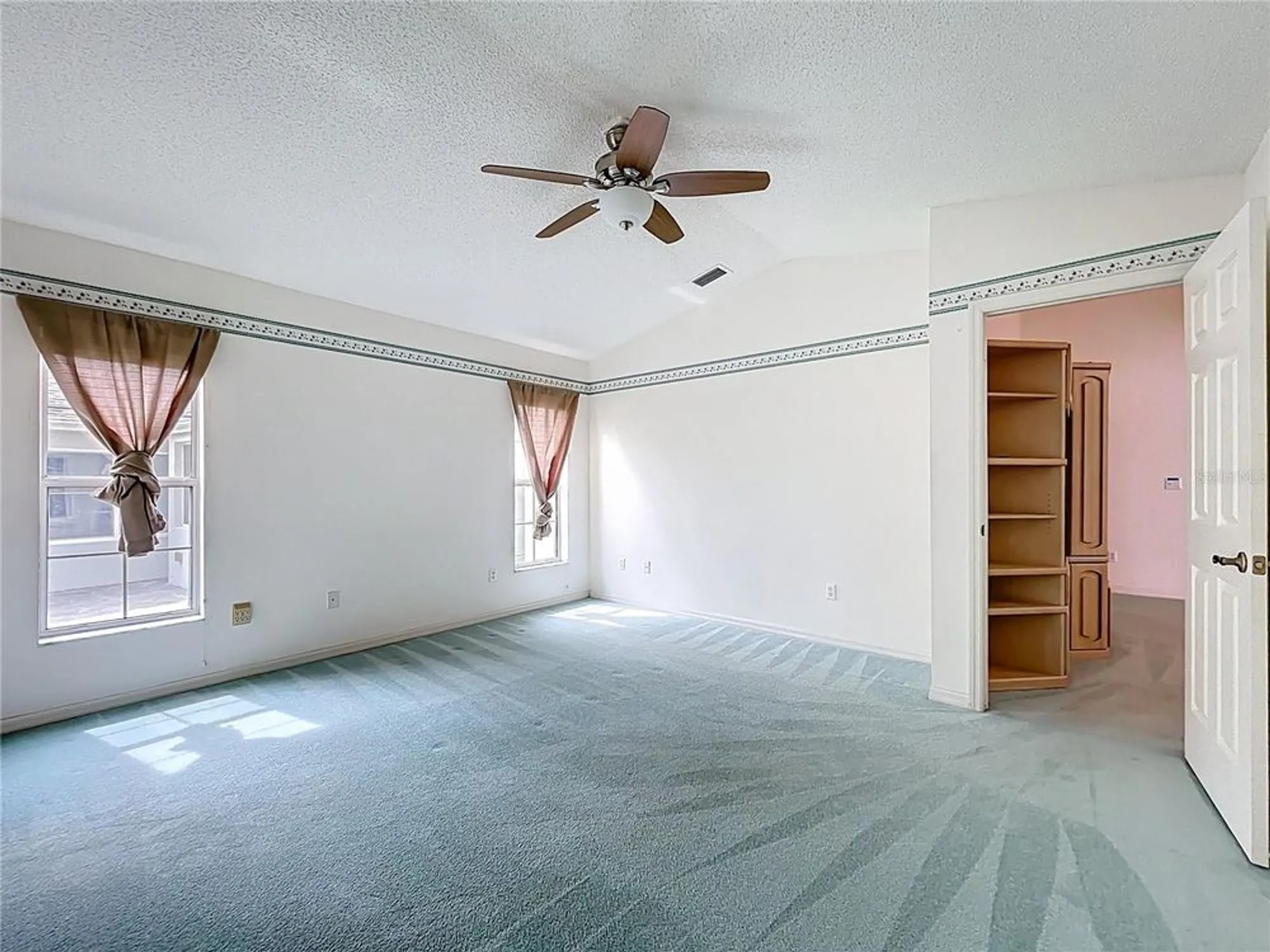 Property Slideshow image 18 of 63 | 5518 queen victoria dr, Leesburg, FL, 34748