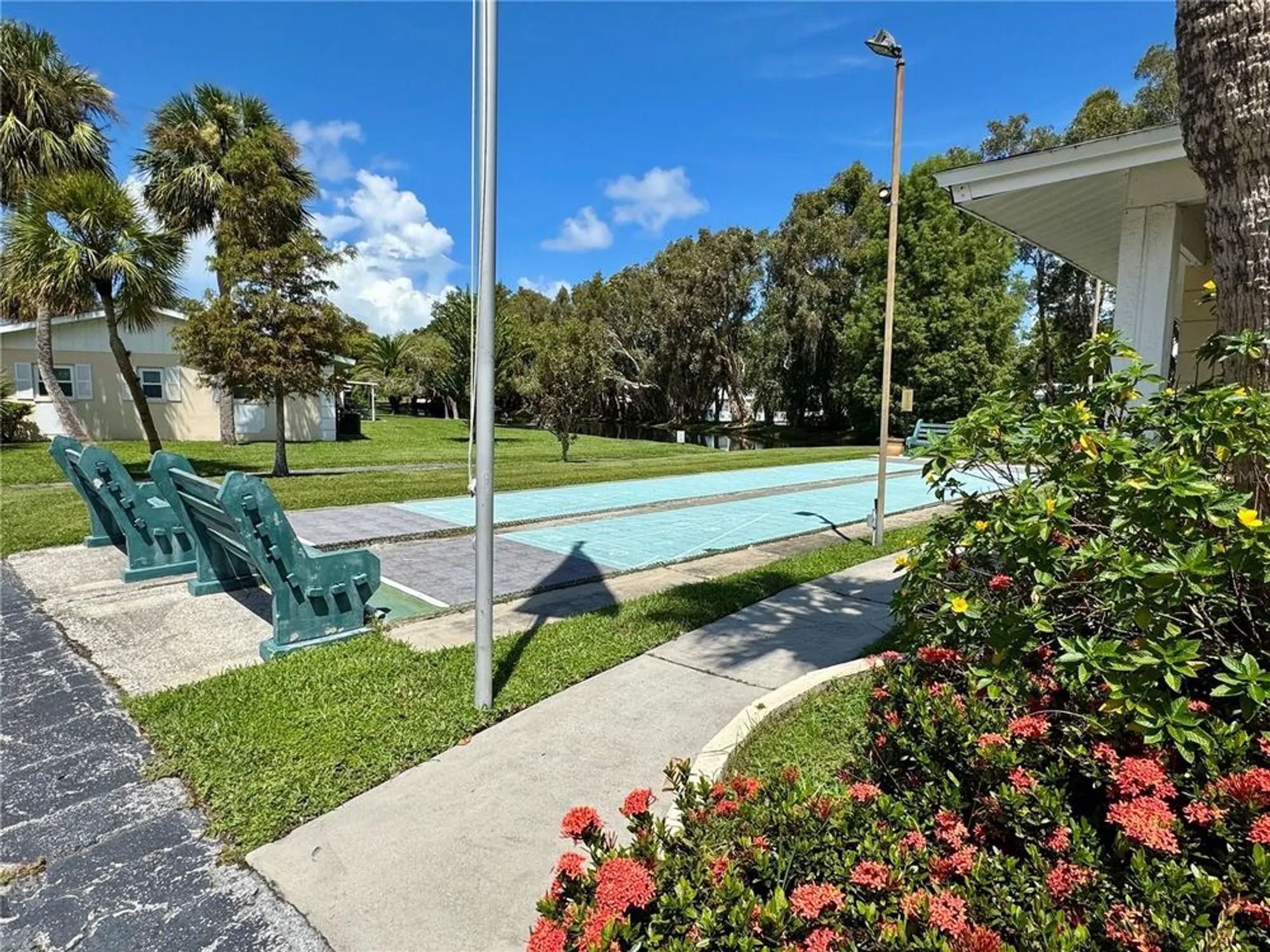 Property Slideshow image 7 of 20 | 857 cambridge ct, Dunedin, FL, 34698