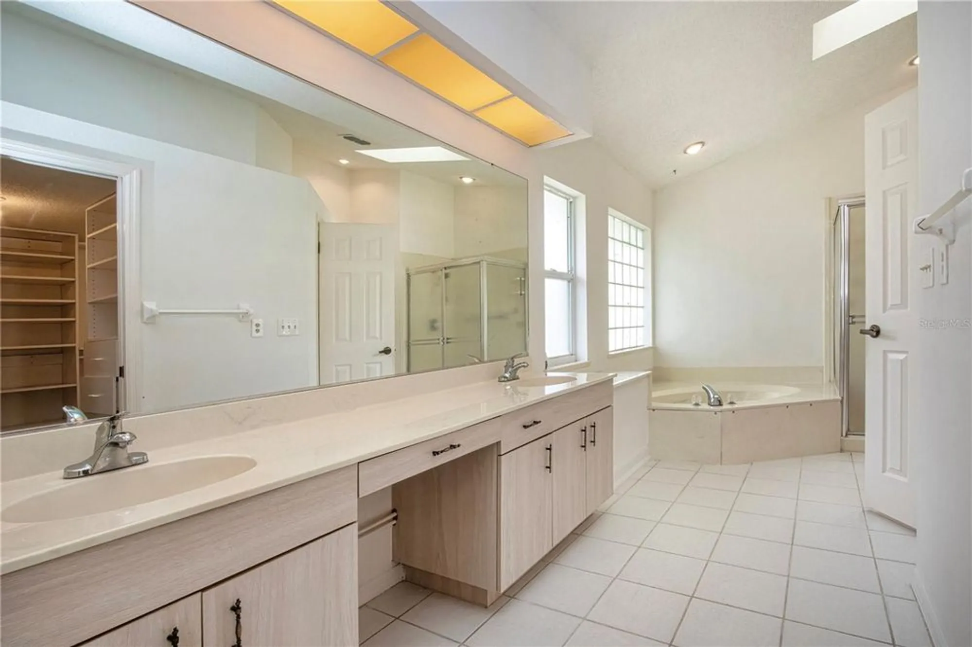 Property Slideshow image 30 of 60 | 2016 new bedford dr, Sun City Center, FL, 33573