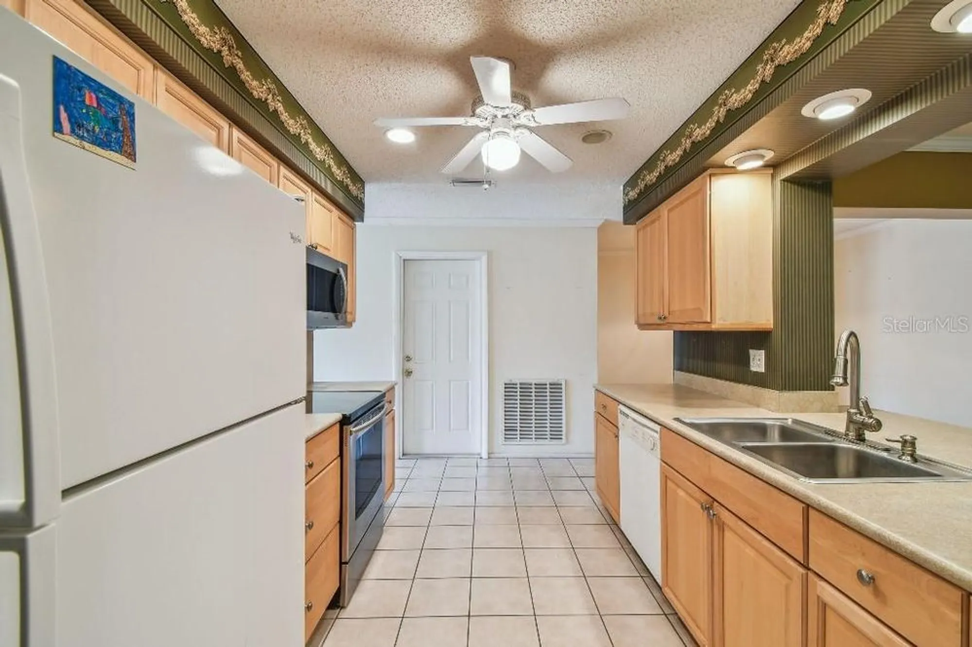 Property Slideshow image 12 of 60 | 916 mainsail way, Palm Harbor, FL, 34685