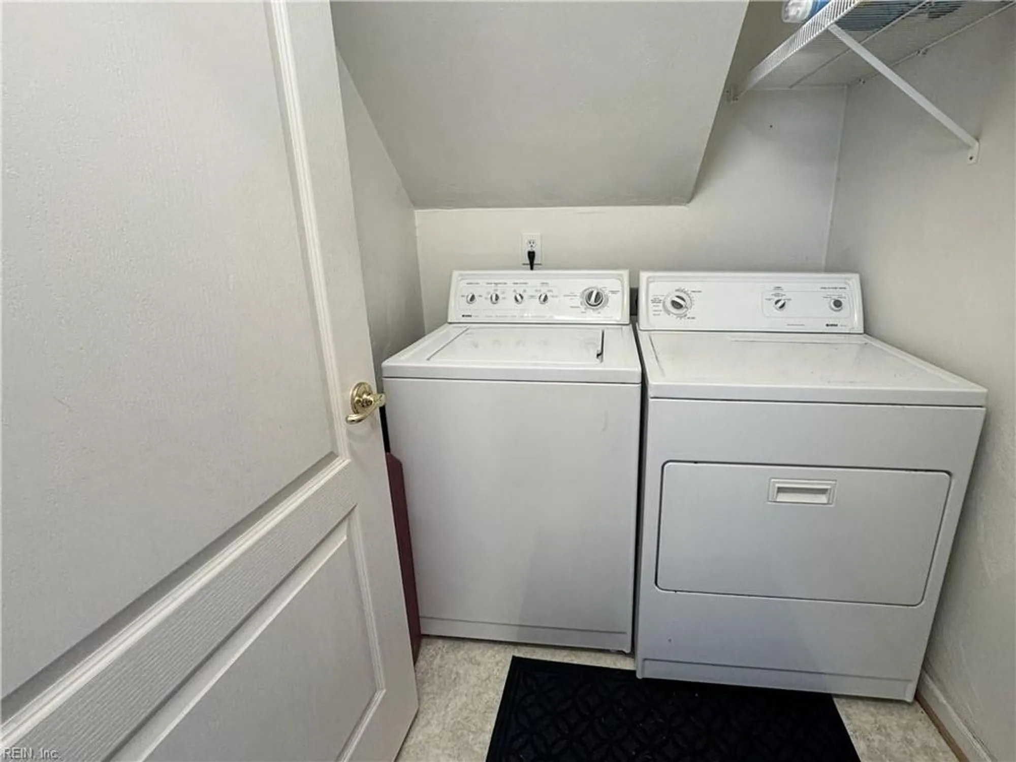 Property Slideshow image 16 of 38 | 2937 einstein dr, Virginia Beach, VA, 23456