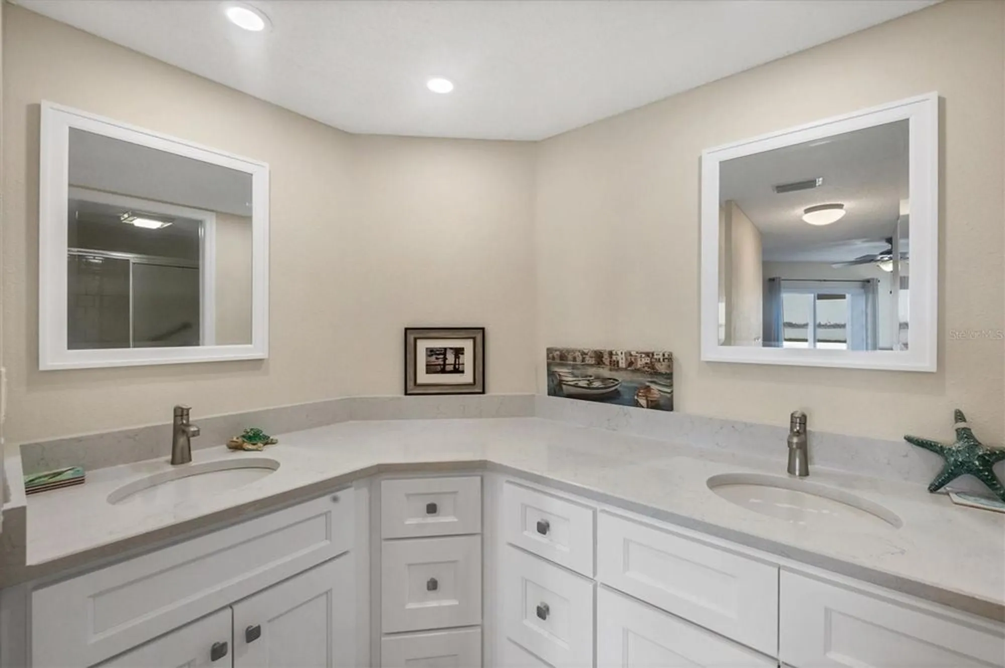 Property Slideshow image 17 of 28 | 1153 edgewater cir, Bradenton, FL, 34209