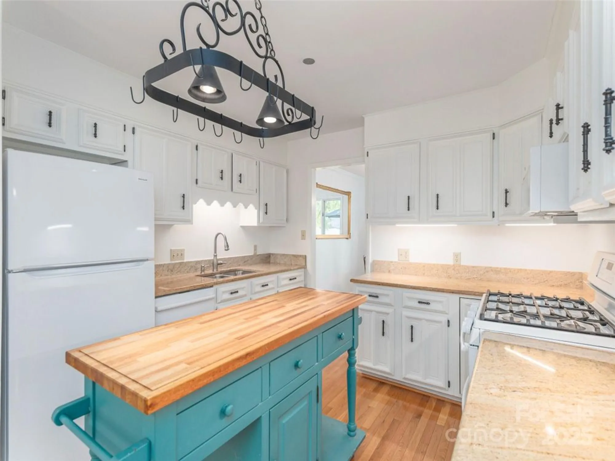 Property Slideshow image 10 of 25 | 208 crowfields dr, Asheville, NC, 28803