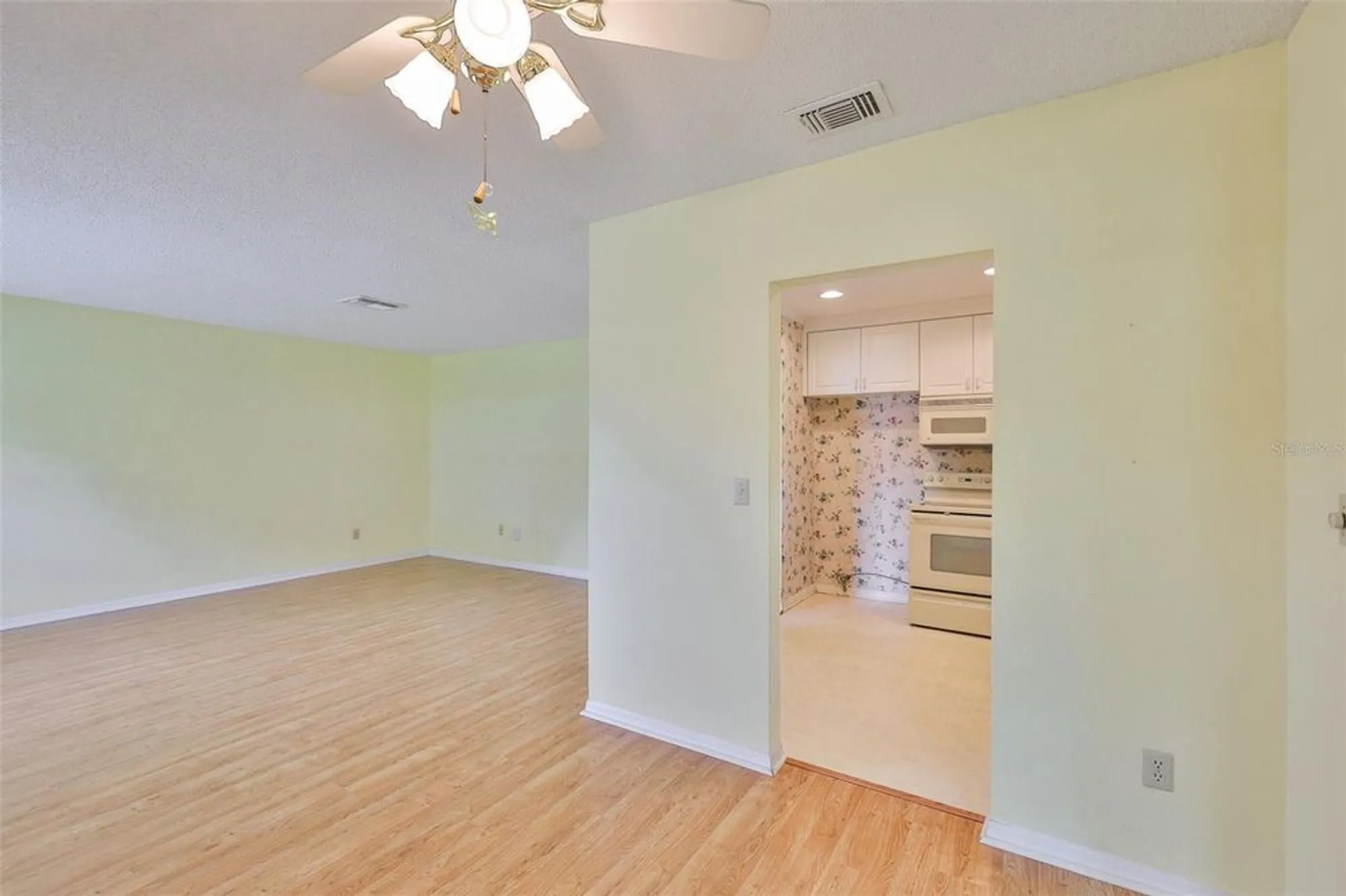 Property Slideshow image 3 of 49 | 1908 canterbury ln 20, Sun City Center, FL, 33573