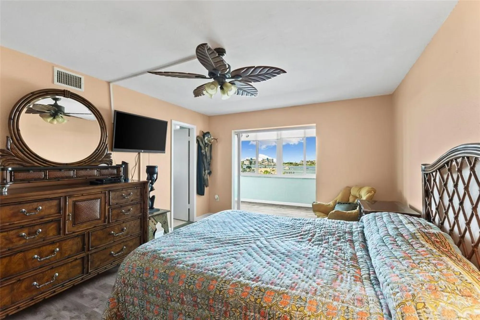 Property Slideshow image 14 of 46 | 4550 cove cir apt 501, Saint Petersburg, FL, 33708