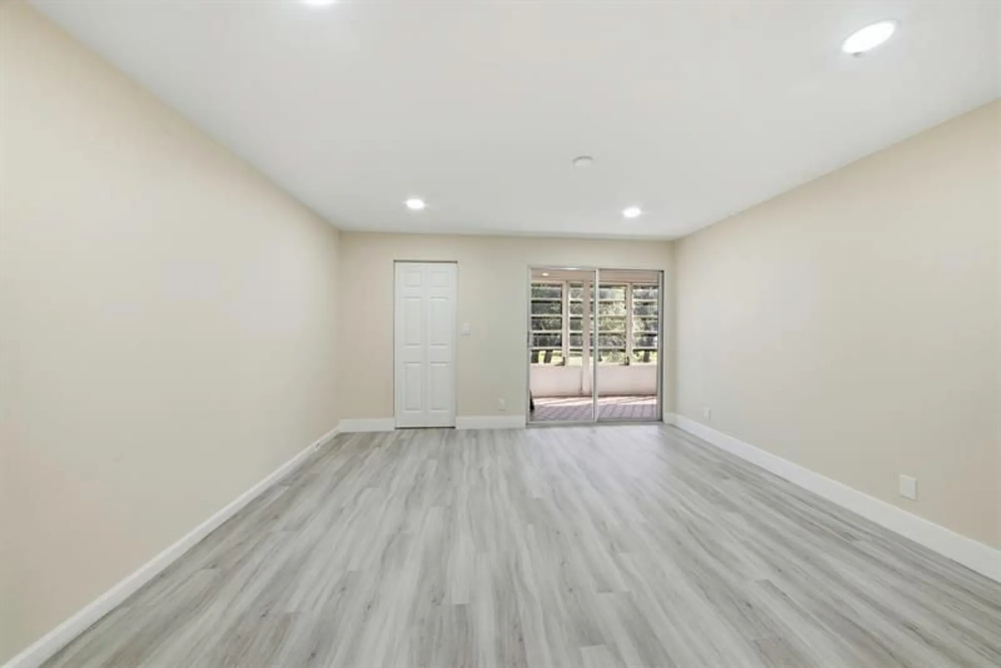 Property Slideshow image 18 of 25 | 2901 victoria cir apt b2, Coconut Creek, FL, 33066