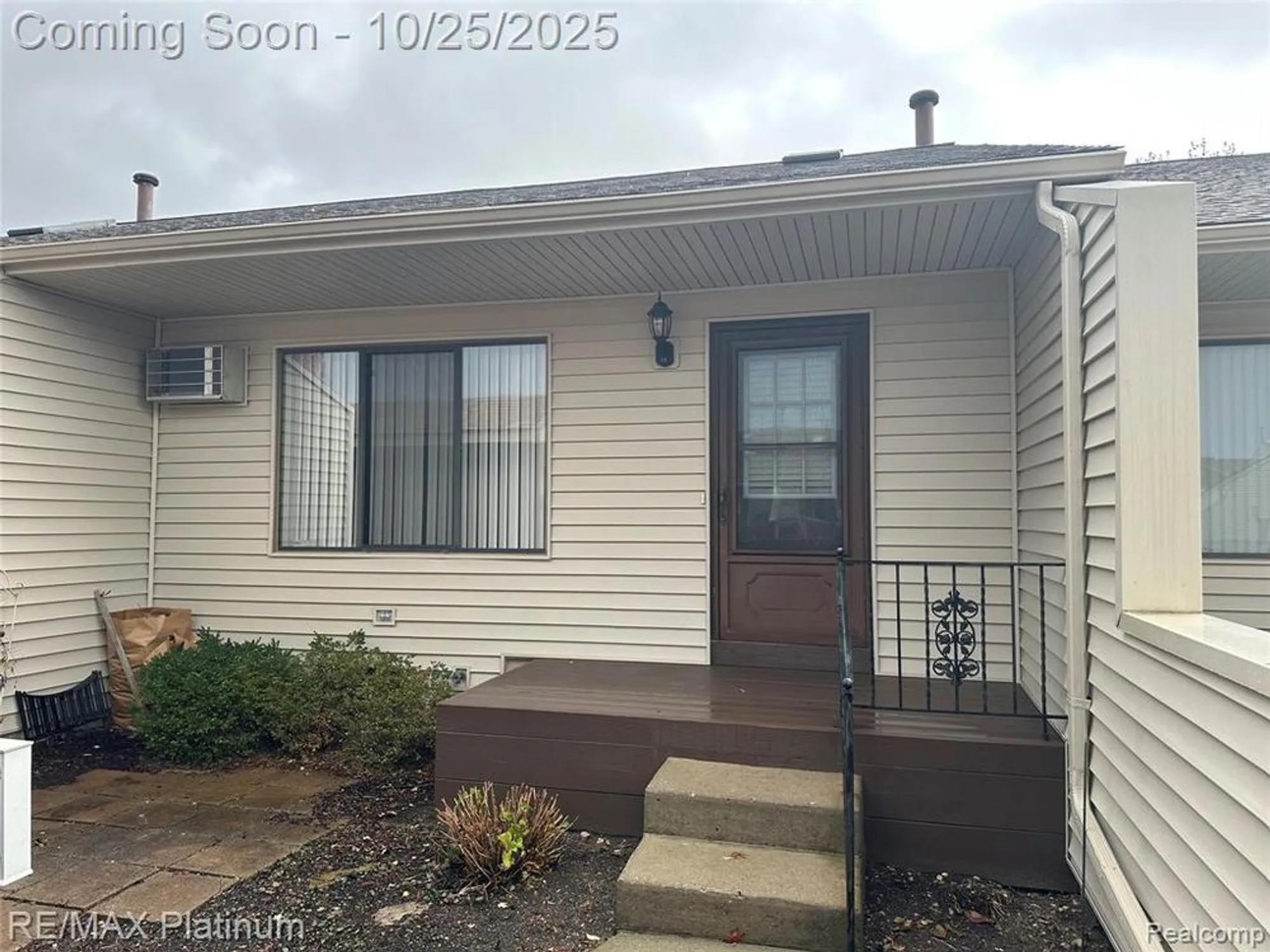Property Slideshow image 1 of 18 | 61961 yorktown dr unit 4, South Lyon, MI, 48178